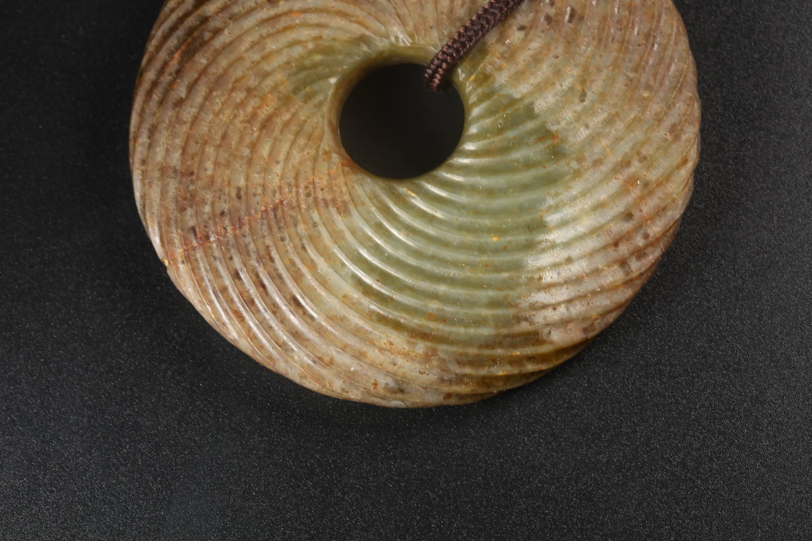 A ARCHAIC JADE TWISTED-WIRE RING - 2