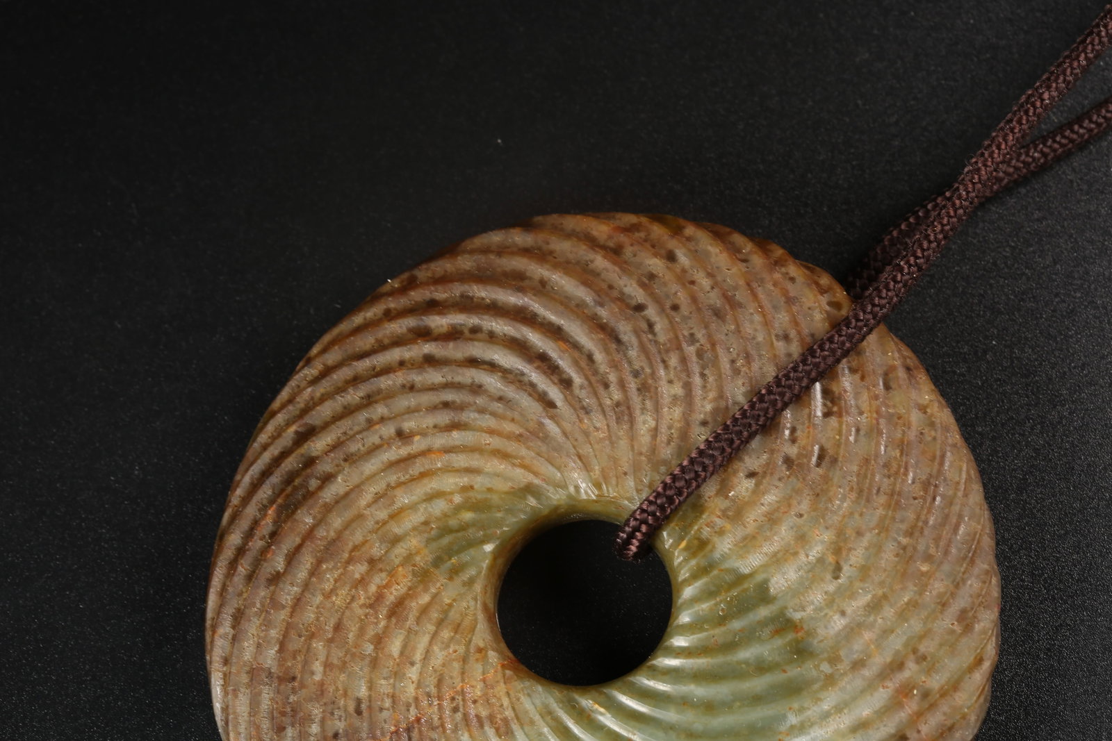 A ARCHAIC JADE TWISTED-WIRE RING - 3