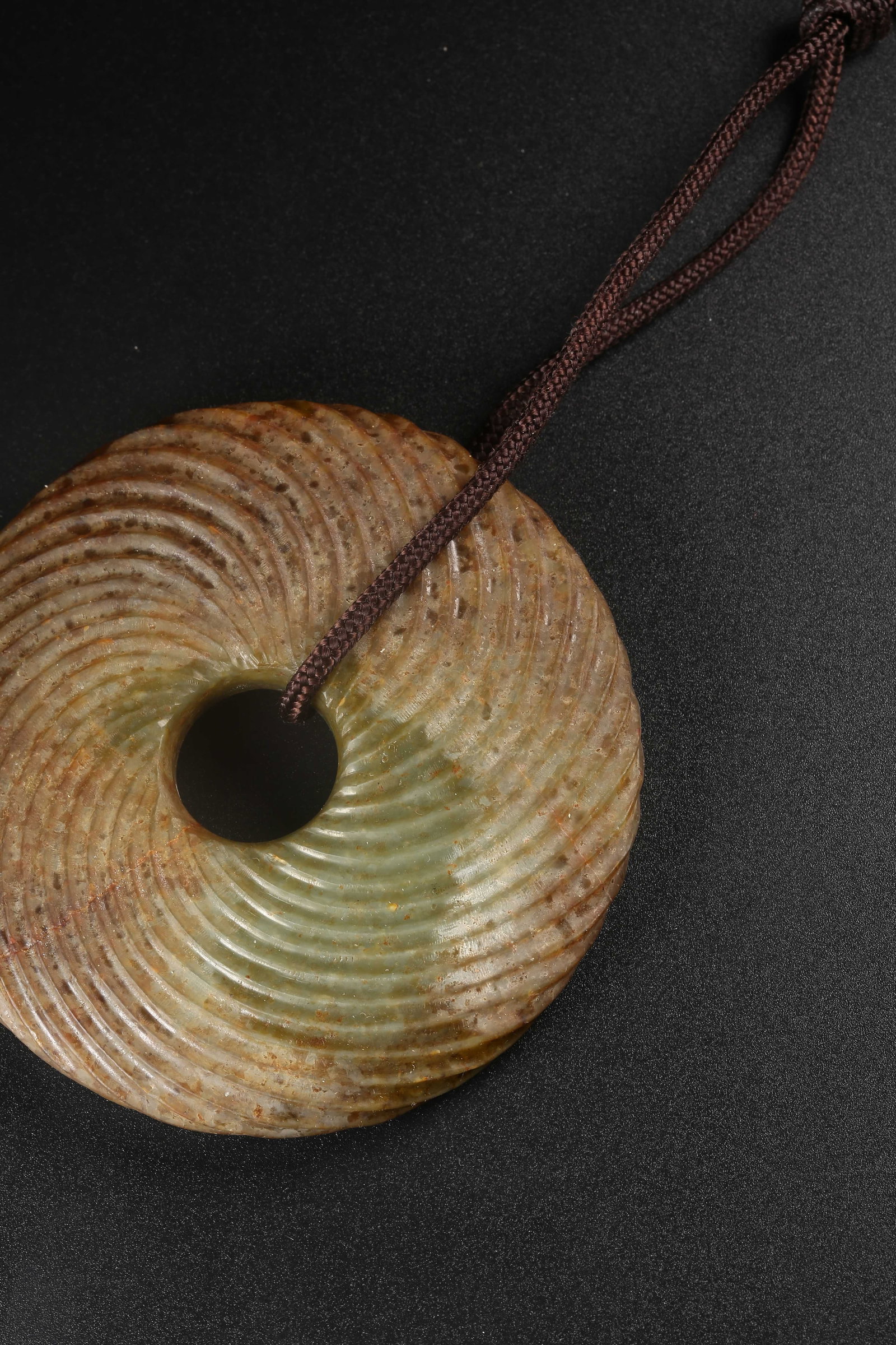 A ARCHAIC JADE TWISTED-WIRE RING - 4