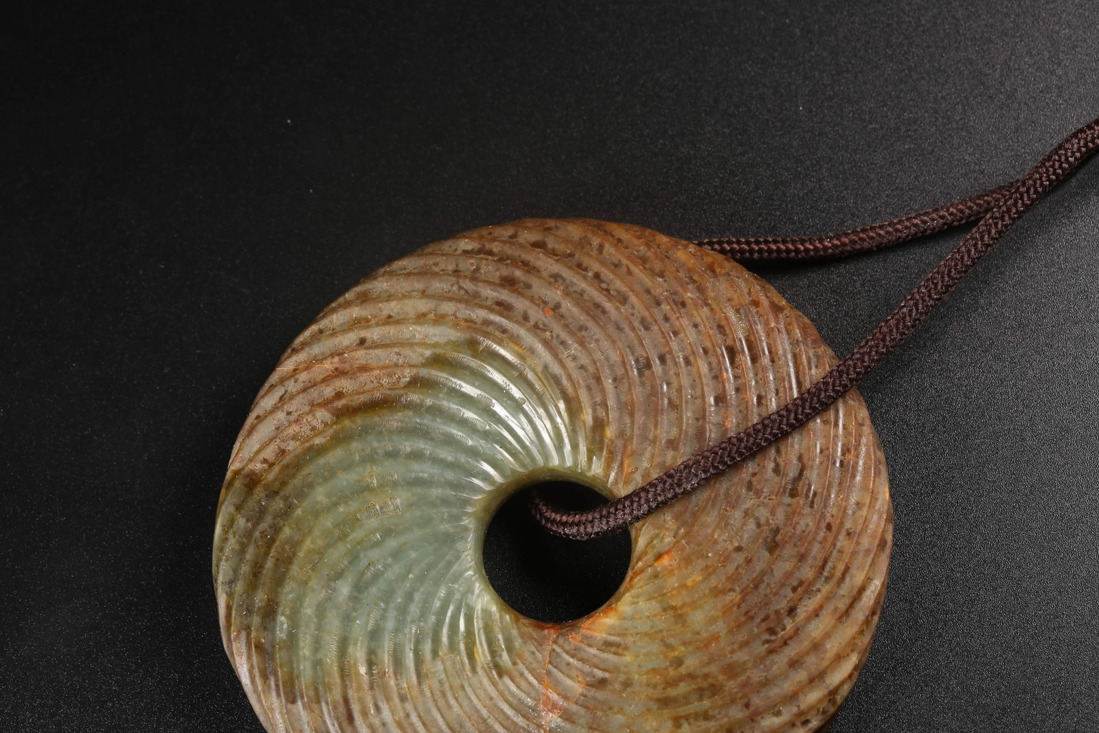 A ARCHAIC JADE TWISTED-WIRE RING - 5