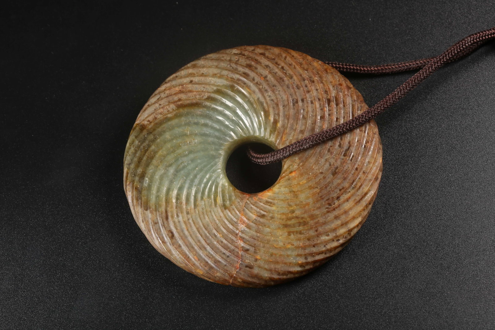A ARCHAIC JADE TWISTED-WIRE RING - 6