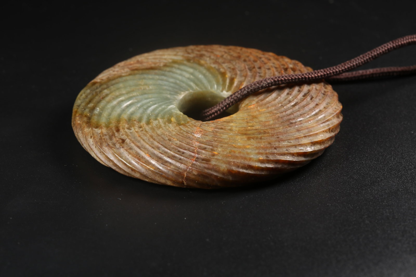 A ARCHAIC JADE TWISTED-WIRE RING - 7