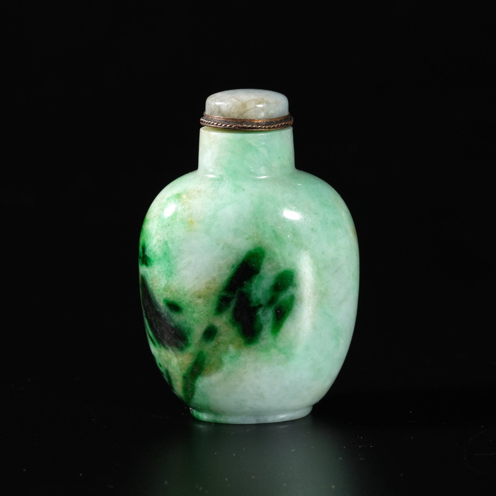 A JADEITE CARVED SNUFF BOTTLE (1 of 9)