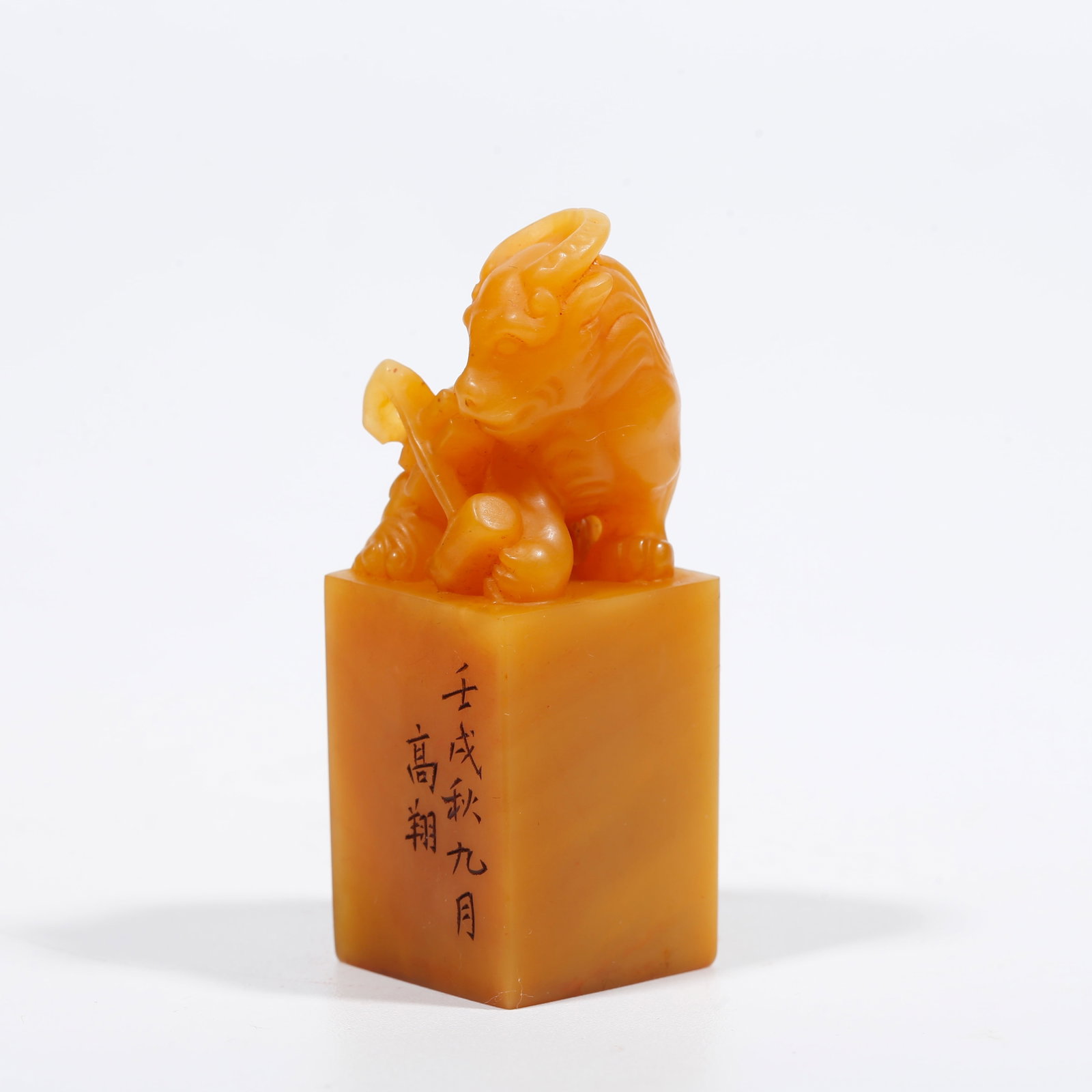 A SHOUSHAN TIANHUANG STONE SEAL CARVED WITH BEAST KNOB (1 of 9)