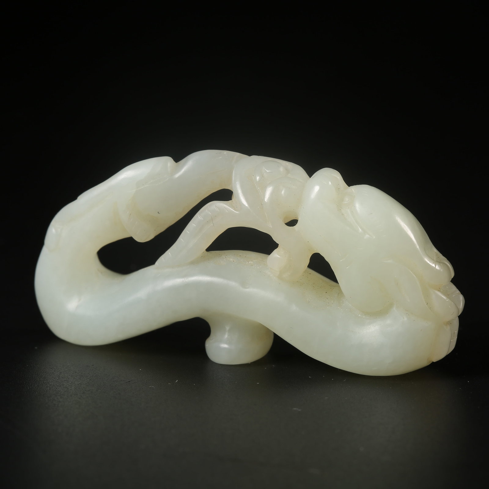 A HETIAN JADE DRAGON-PATTERNED BELT HOOK (1 of 8)