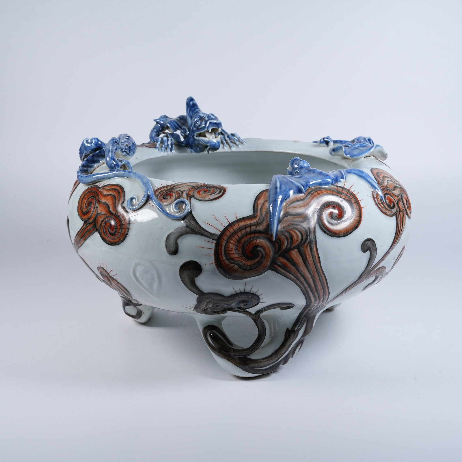 A BRUSH WASHER WITH BLUE AND WHITE MOLDED GANODERMA AND CHI DRAGON PATTERN: Brush Washer with Blue and White Molded Ganoderma and Chi Dragon Pattern