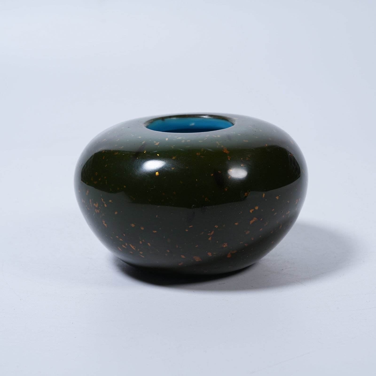 A GLASS WATER WASHER WITH GOLD SPLASHED DECORATION: Glass Water Washer with Gold Splashed Decoration