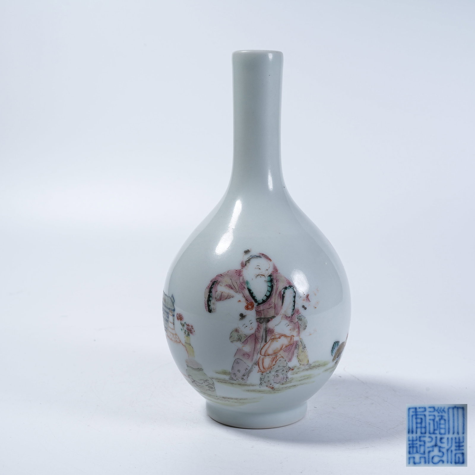 A LONG-NECK VASE WITH FAMILLE ROSE CHILDREN AT PLAY PAINTING: Long-Neck Vase with Famille Rose Children at Play Painting