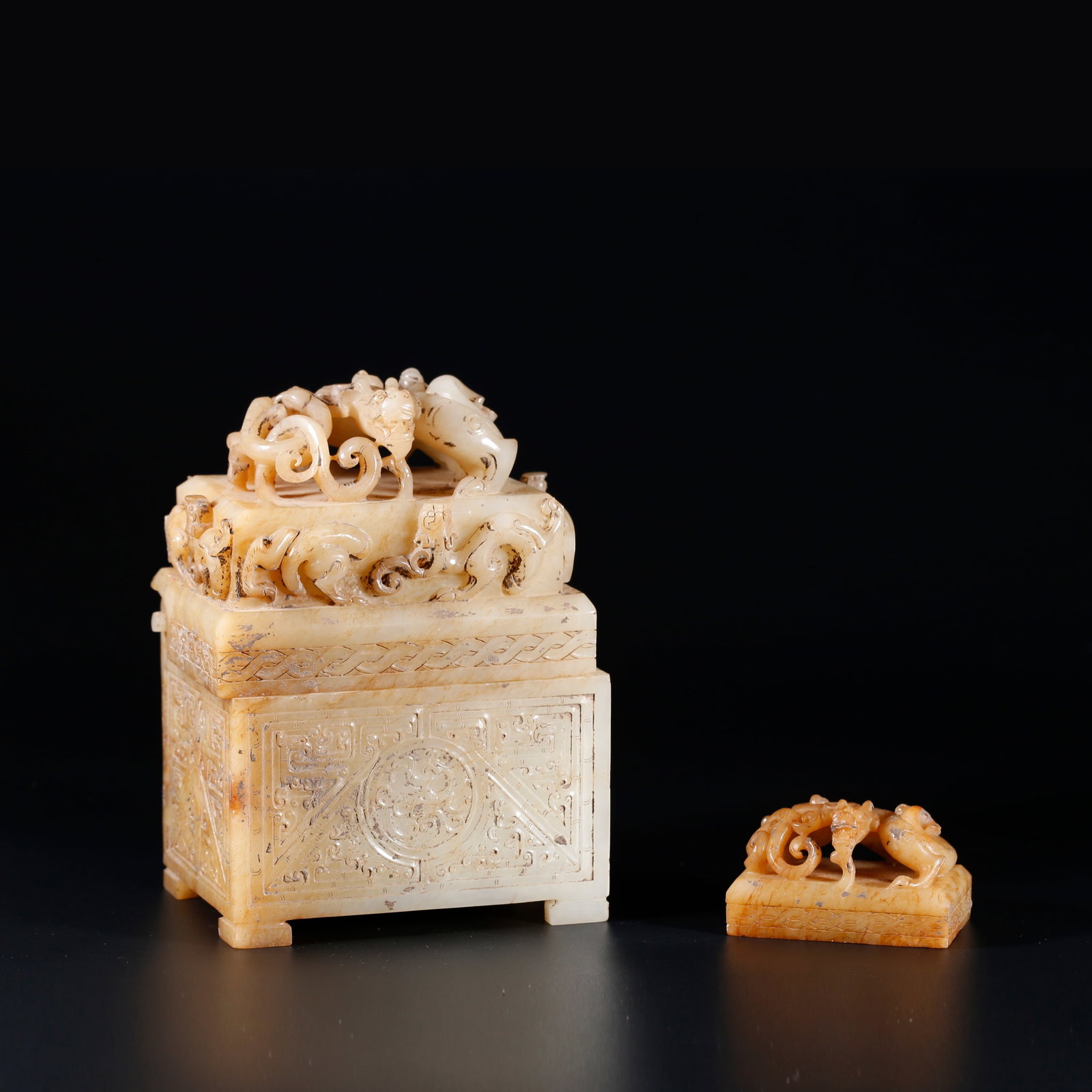 A ANCIENT JADE SEAL WITH DRAGON KNOB ATTACHED WITH ANCIENT JADE BOX (1 of 9)