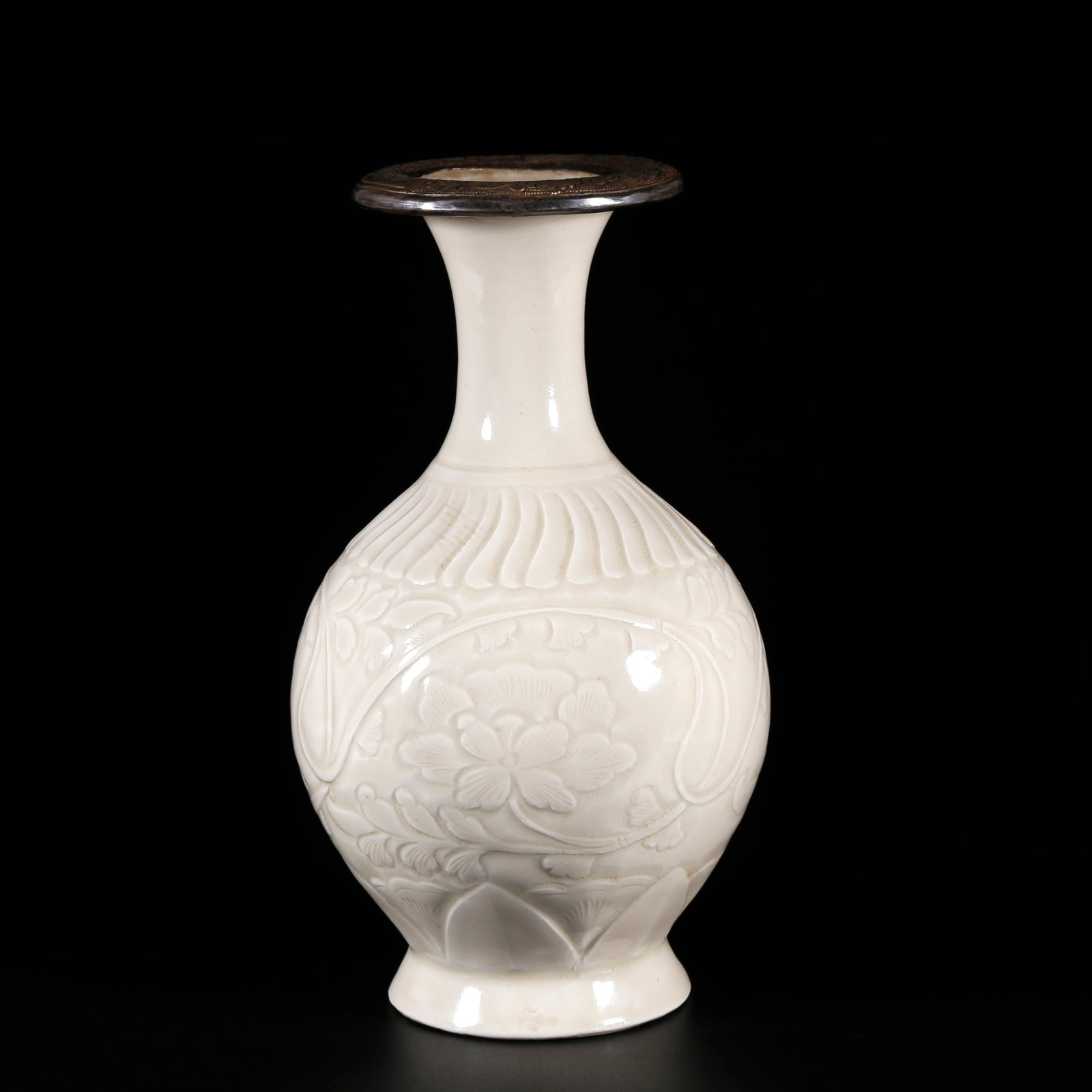 A DECORATIVE VASE WITH INTERTWINED FLORAL PATTERNS OF DING KILN (1 of 9)