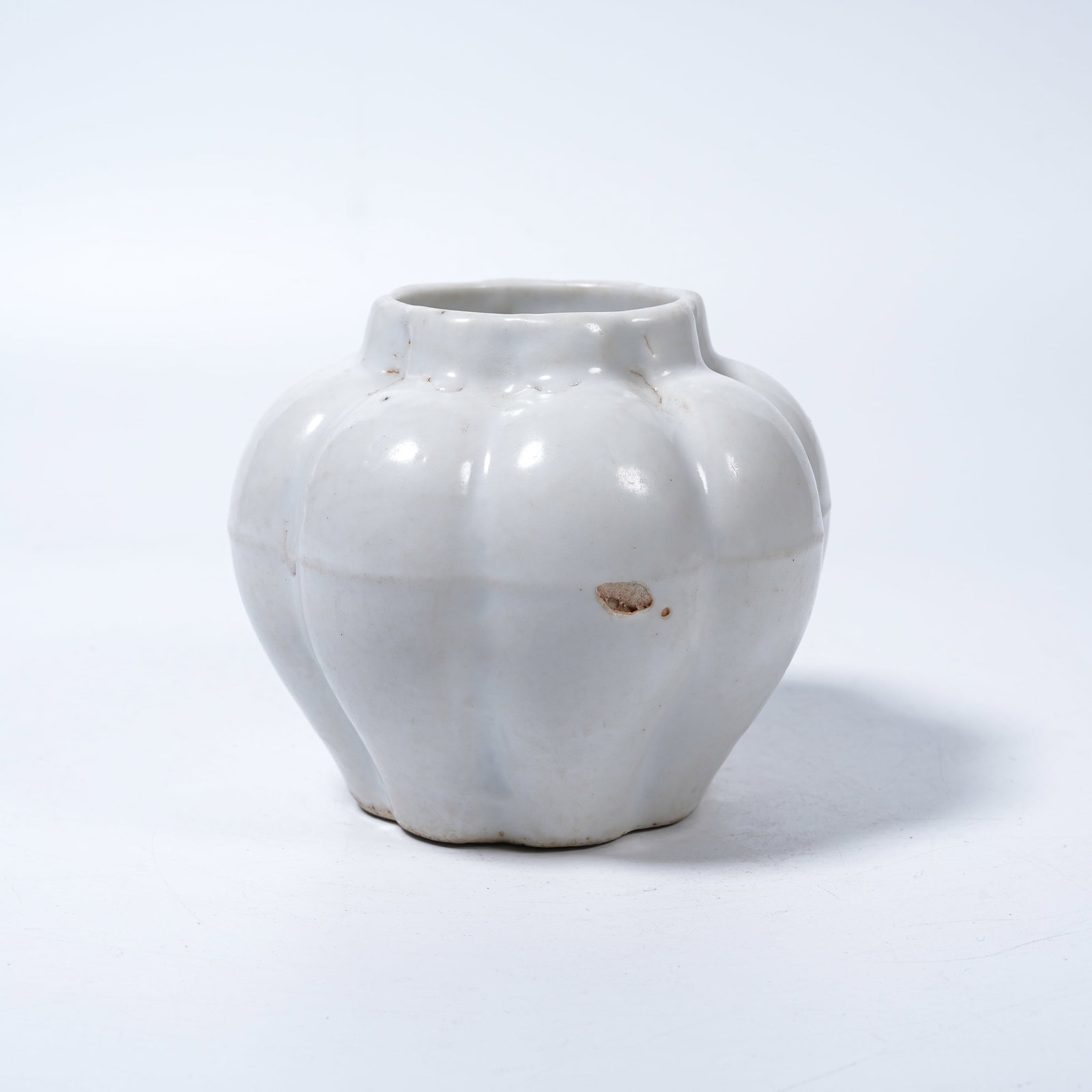 A WHITE GLAZE JAR WITH CHRYSANTHEMUM PETAL PATTERNS (1 of 9)
