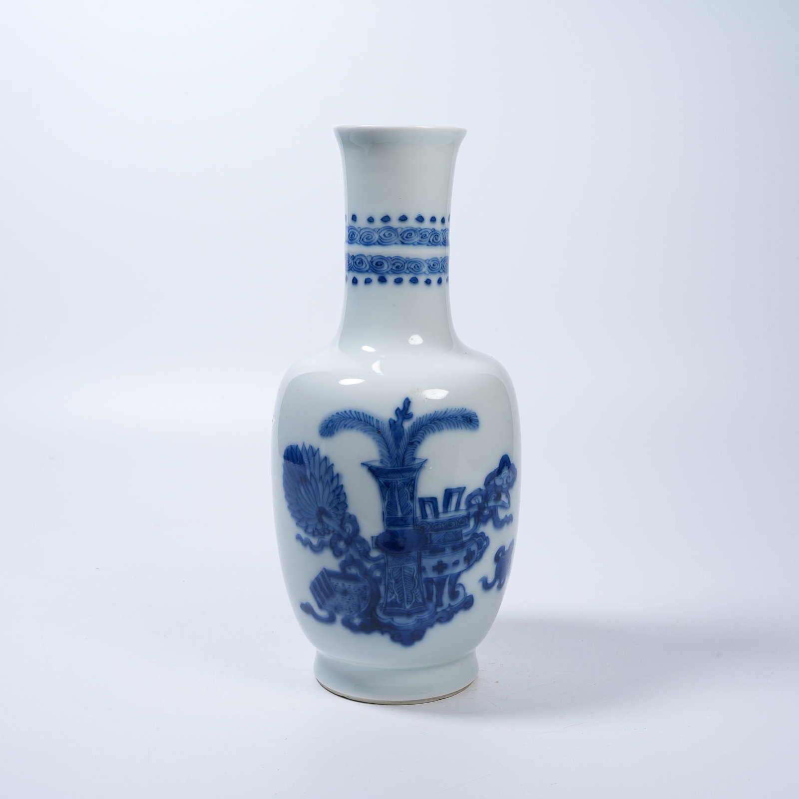A BLUE AND WHITE LONG-NECK VASE WITH ANTIQUE DISPLAY PATTERNS: Blue and White Long-Neck Vase with Antique Display Patterns