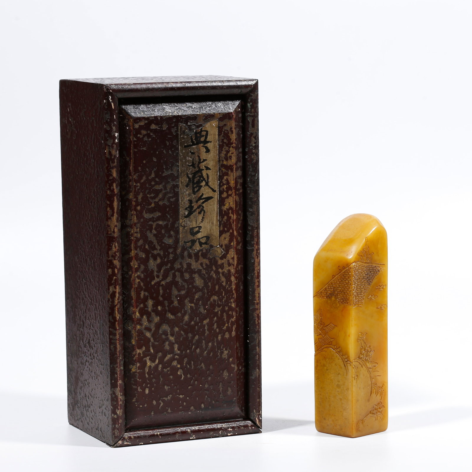 A SHOUSHAN TIANHUANG STONE SEAL CARVED WITH FIGURE PATTERNS: Shoushan Tianhuang Stone Seal Carved with Figure Patterns