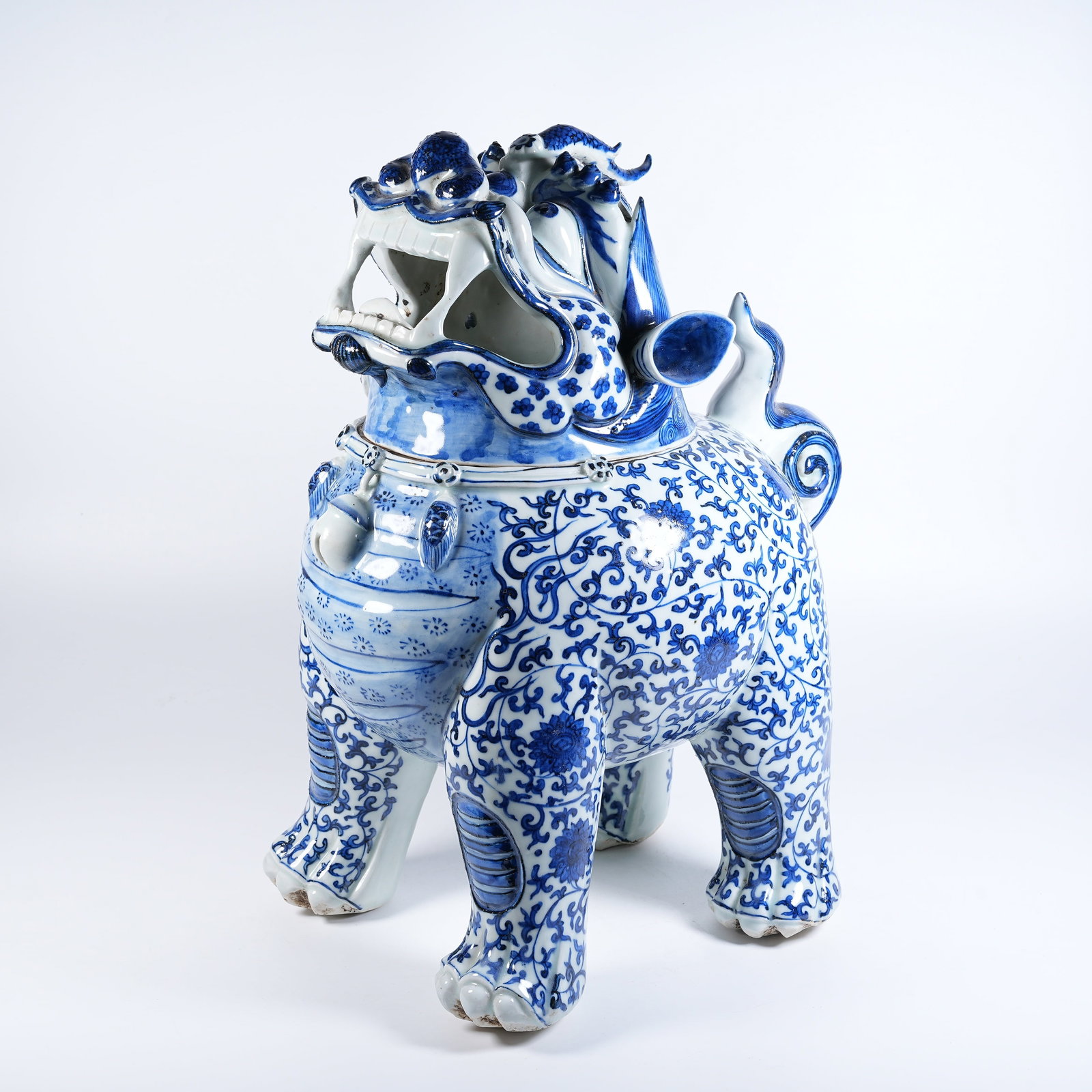 A BLUE AND WHITE LUDUAN INCENSE BURNER WITH INTERLOCKING FLORAL PATTERN: Blue and White Luduan Incense Burner with Interlocking Floral Pattern