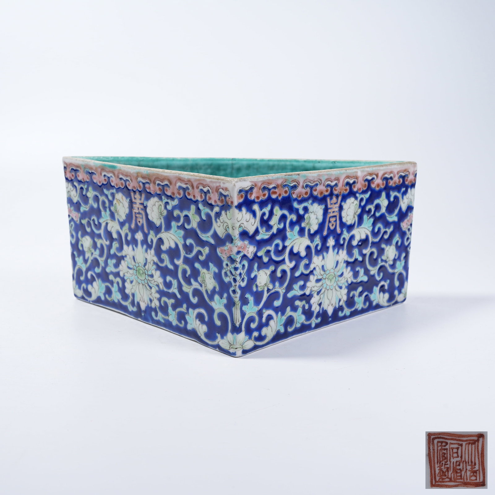 A SLENDER VASE WITH FAMILLE ROSE INTERLOCKING FLORAL AND LONGEVITY MOTIF: Slender Vase with Famille Rose Interlocking Floral and Longevity Motif