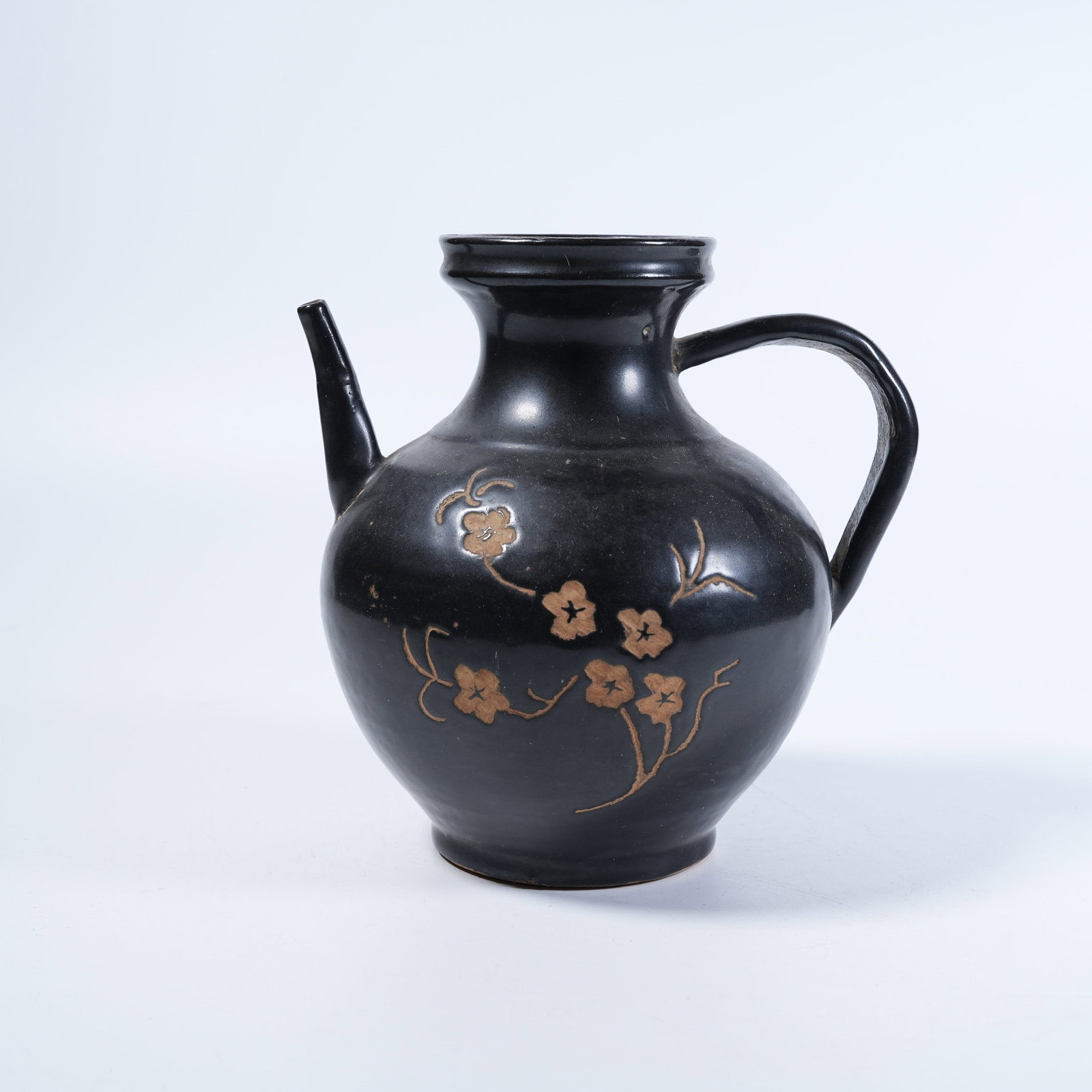 A EWER WITH CARVED FLORAL DESIGNS OF JIZHOU KILN (1 of 10)