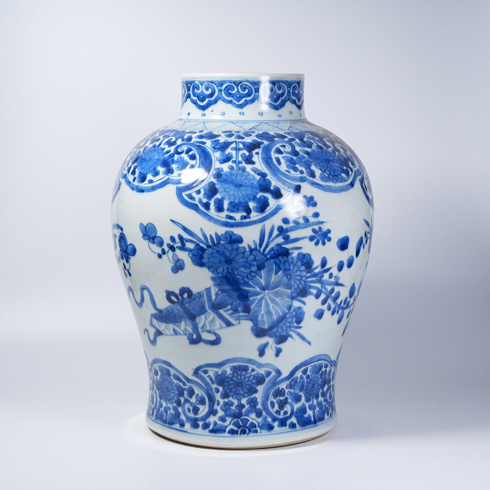 A JAR WITH BLUE AND WHITE FLORAL PATTERN (1 of 10)
