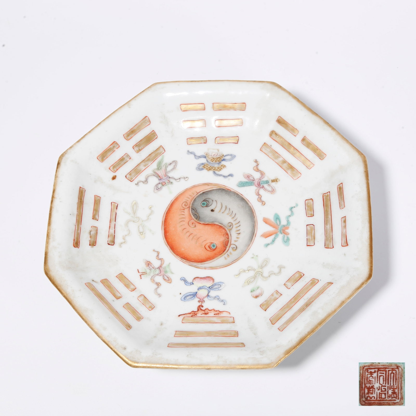 A FAMILLE ROSE PLATE WITH EIGHT TREASURES PATTERNS: Famille Rose Plate with Eight Treasures Patterns