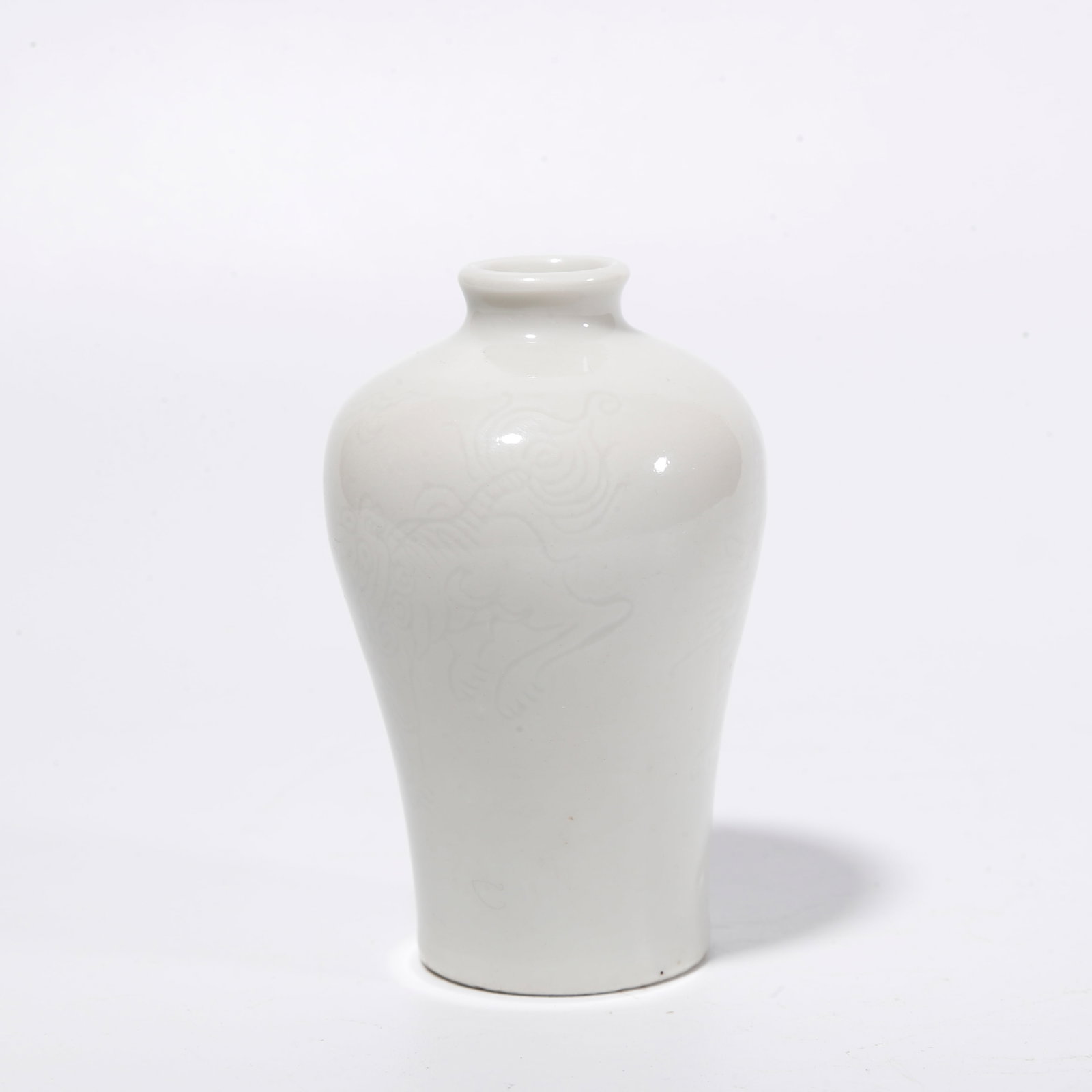 A WHITE GLAZE PLUM VASE WITH INCISED BEAST PATTERNS (1 of 8)