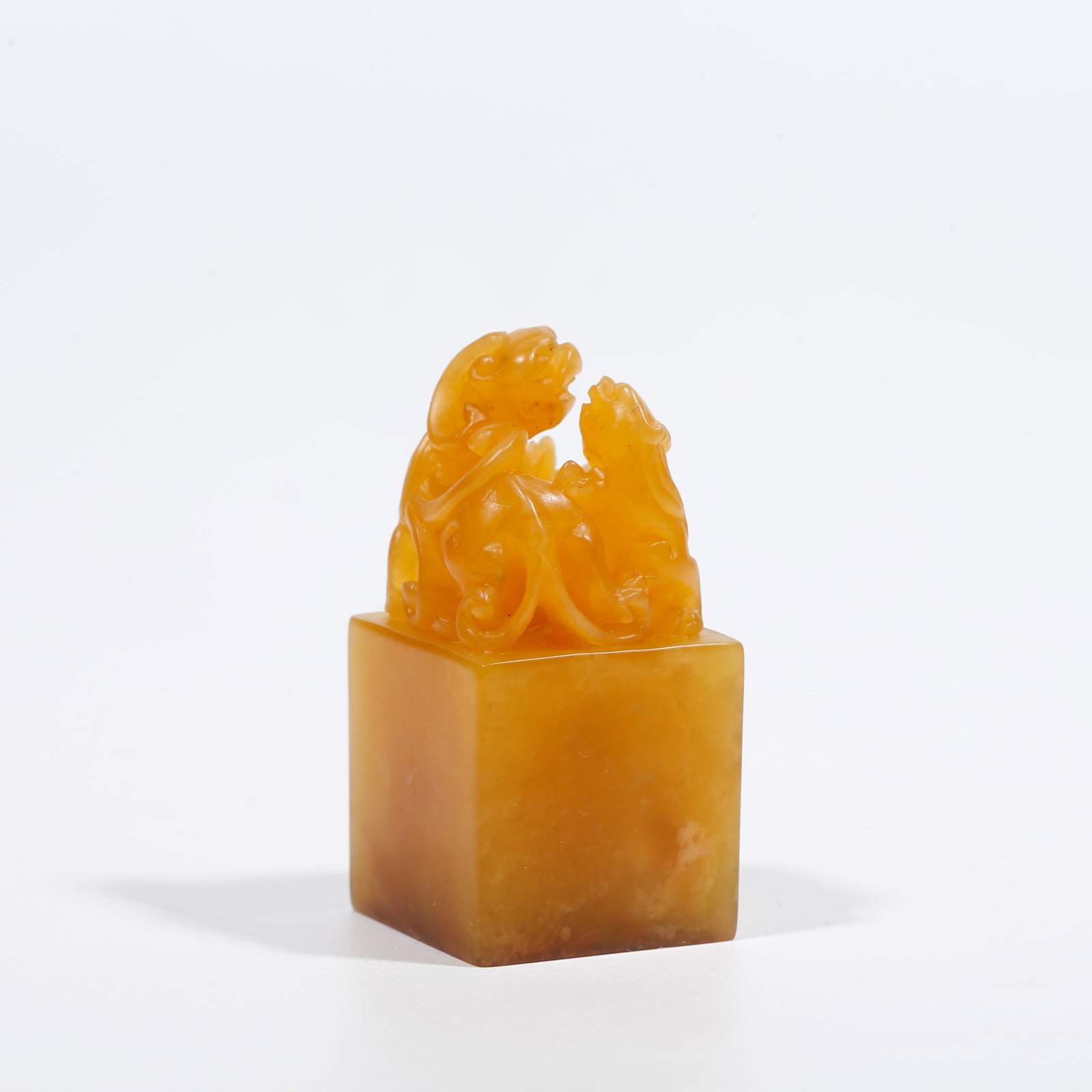 A SHOUSHAN TIANHUANG STONE SEAL CARVED WITH LION AND CUB KNOB (1 of 8)