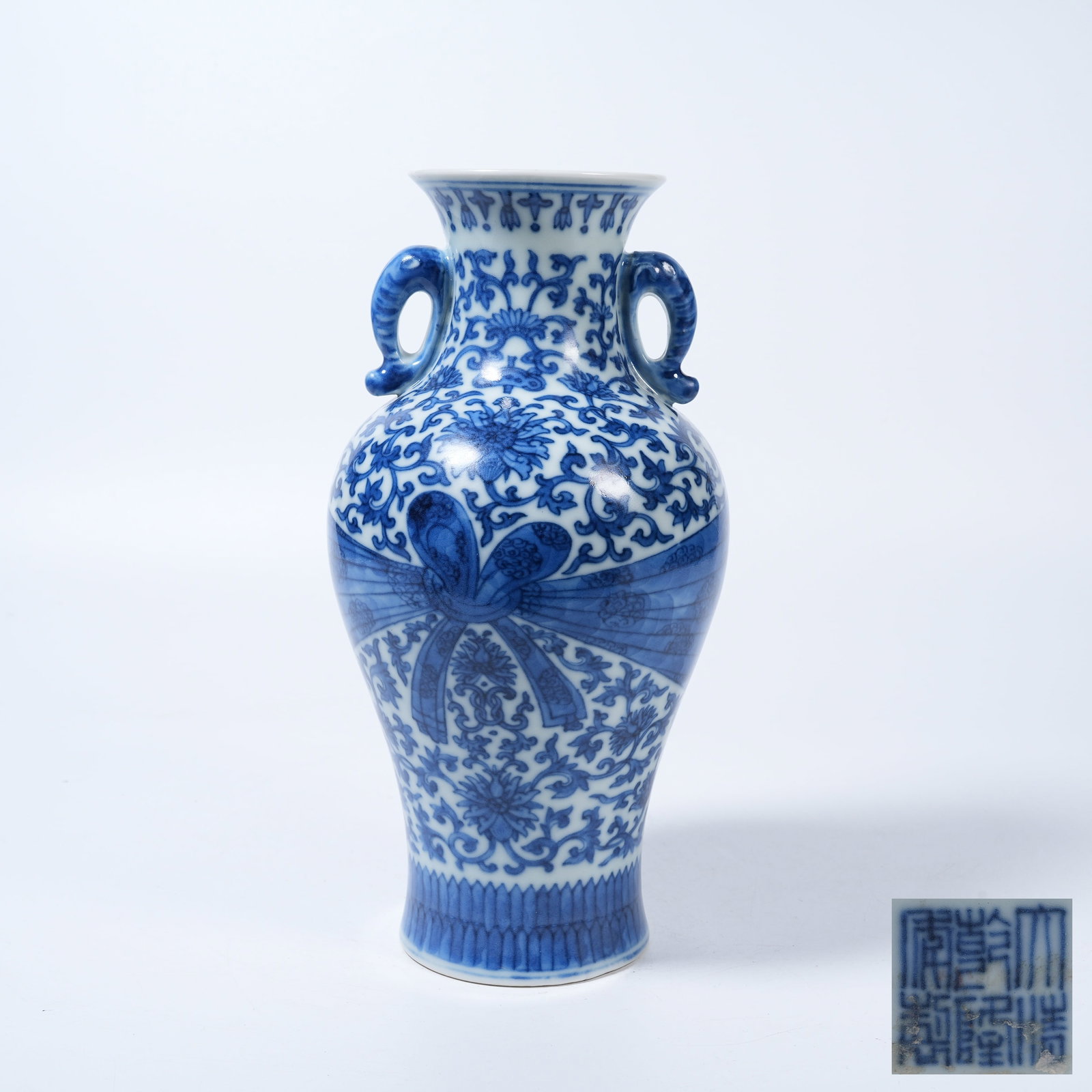 A BLUE AND WHITE VASE WITH INTERLOCKING FLORAL SCROLLS AND CLOTH BUNDLE PATTERNS (1 of 10)