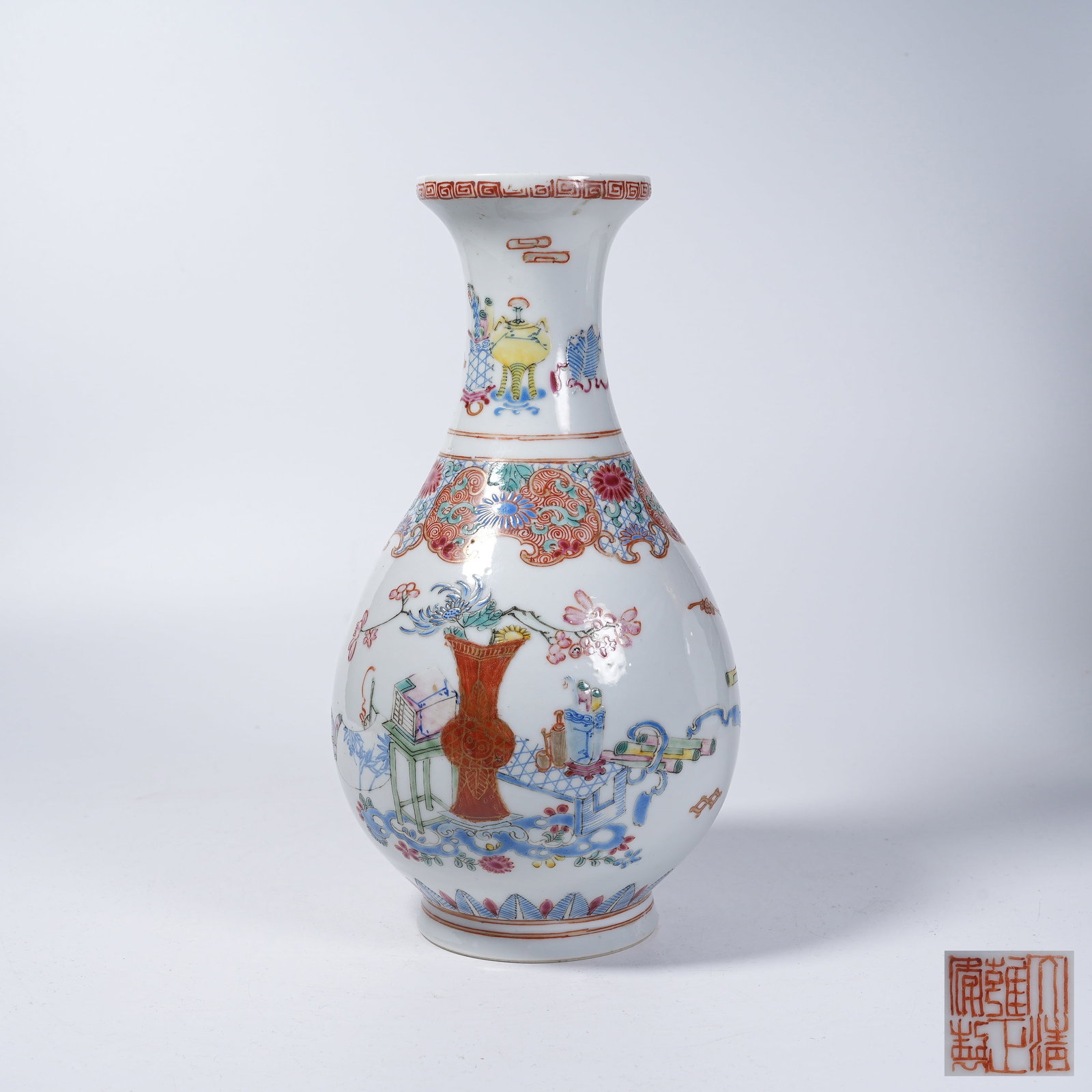 A PEAR-SHAPED VASE WITH FAMILLE ROSE ANTIQUE CURIOS PATTERN (1 of 9)