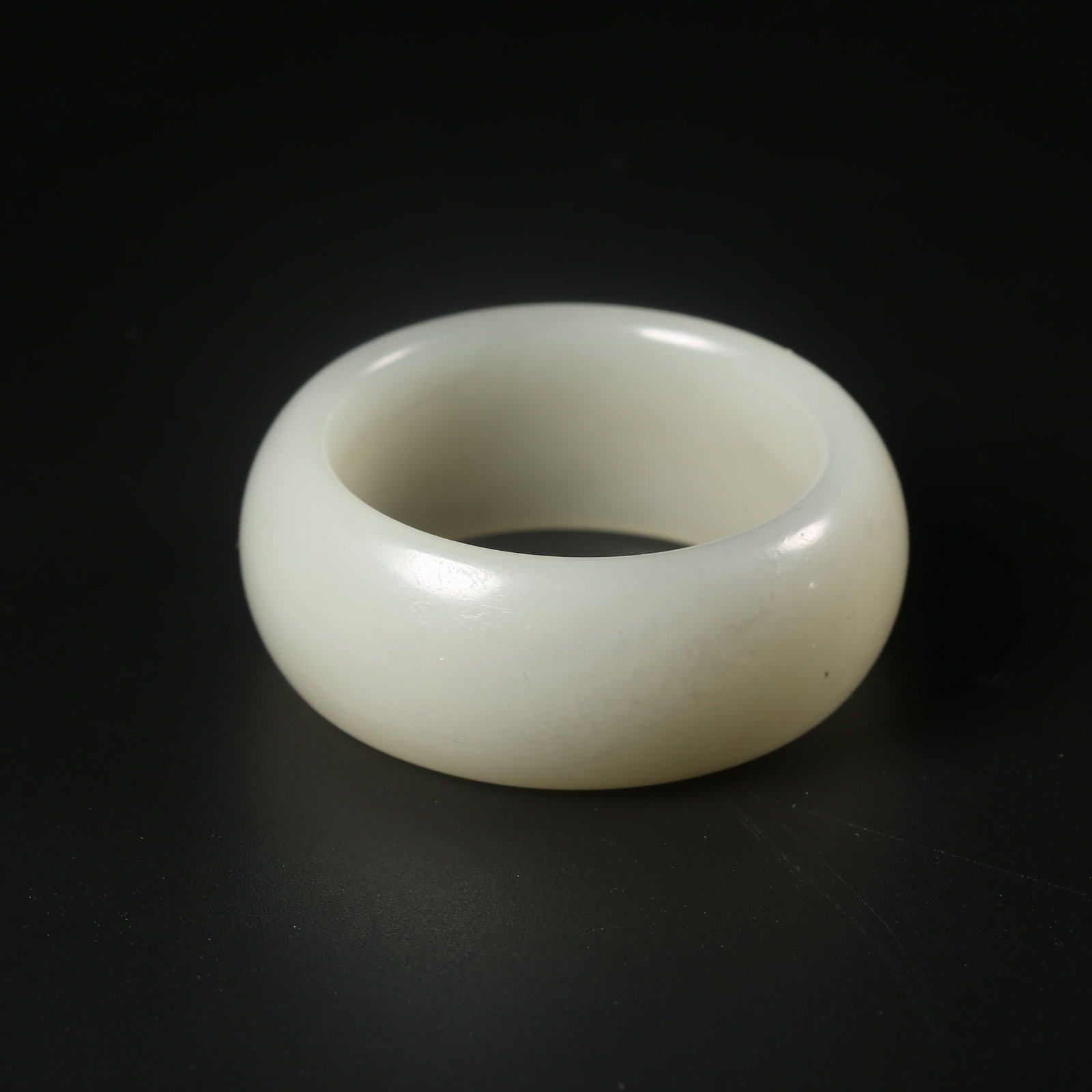A HETIAN JADE KASHAYA RING: Hetian jade kashaya ring