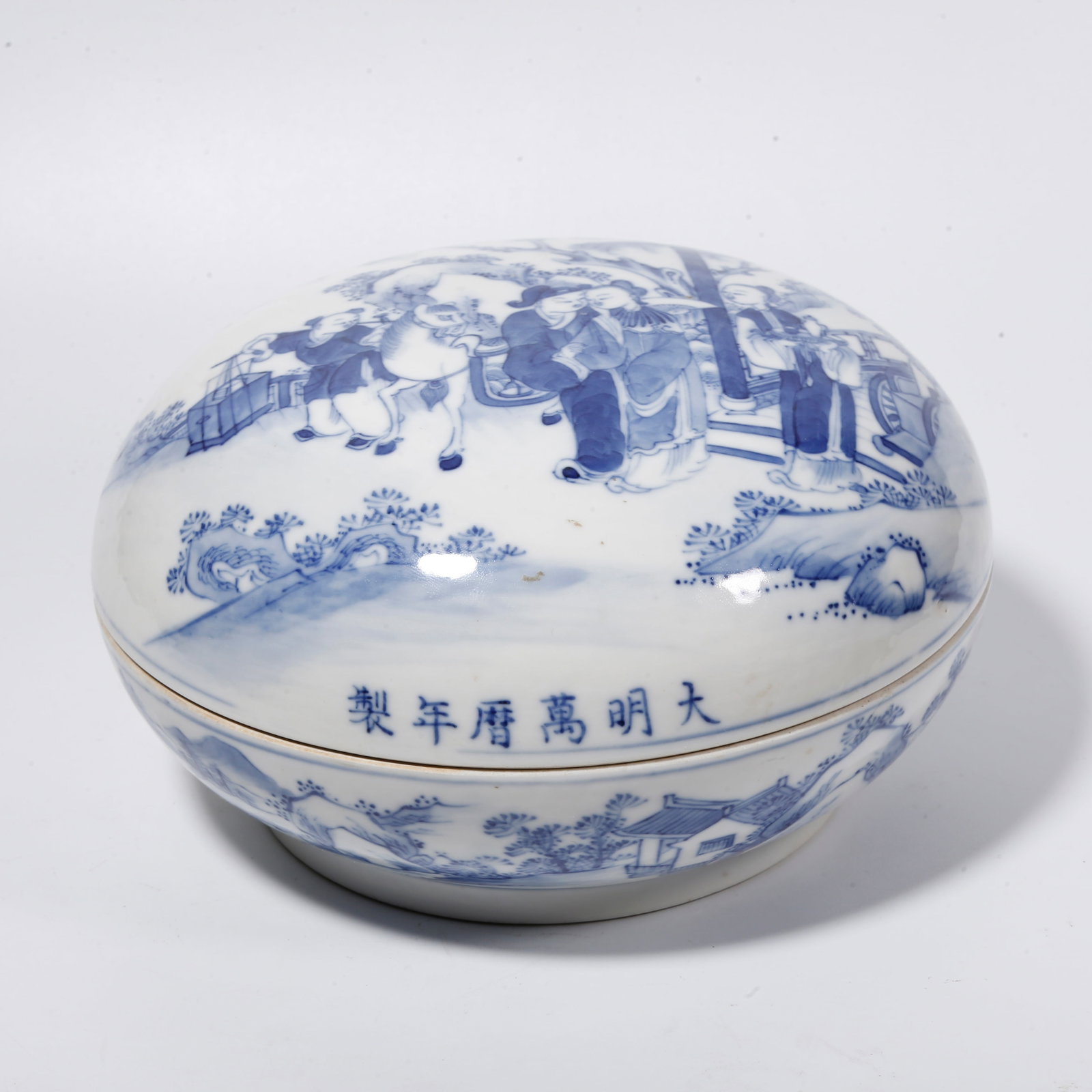A BLUE AND WHITE ROUND BOX WITH LANDSCAPE AND FIGURE MOTIFS (1 of 8)