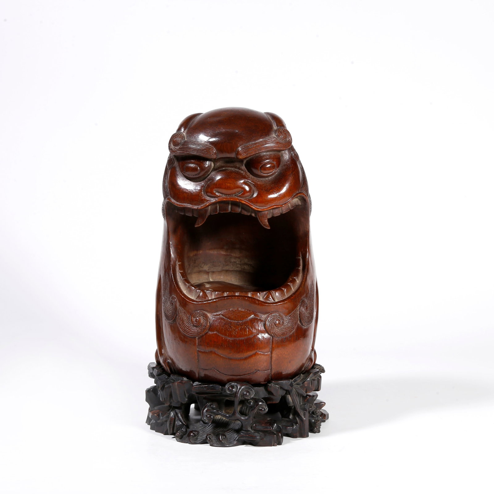 A BAMBOO CARVED LION ORNAMENT (1 of 10)