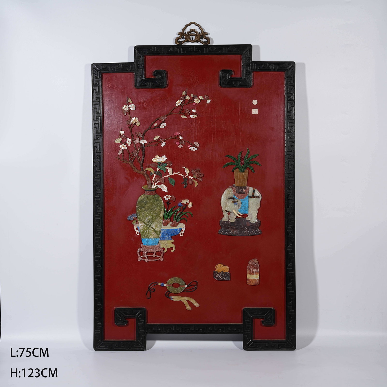 A RED SANDALWOOD HANGING SCREEN WITH FLORAL PATTERNS AND PRECIOUS STONE INLAY: Red Sandalwood Hanging Screen with Floral Patterns and Precious Stone Inlay