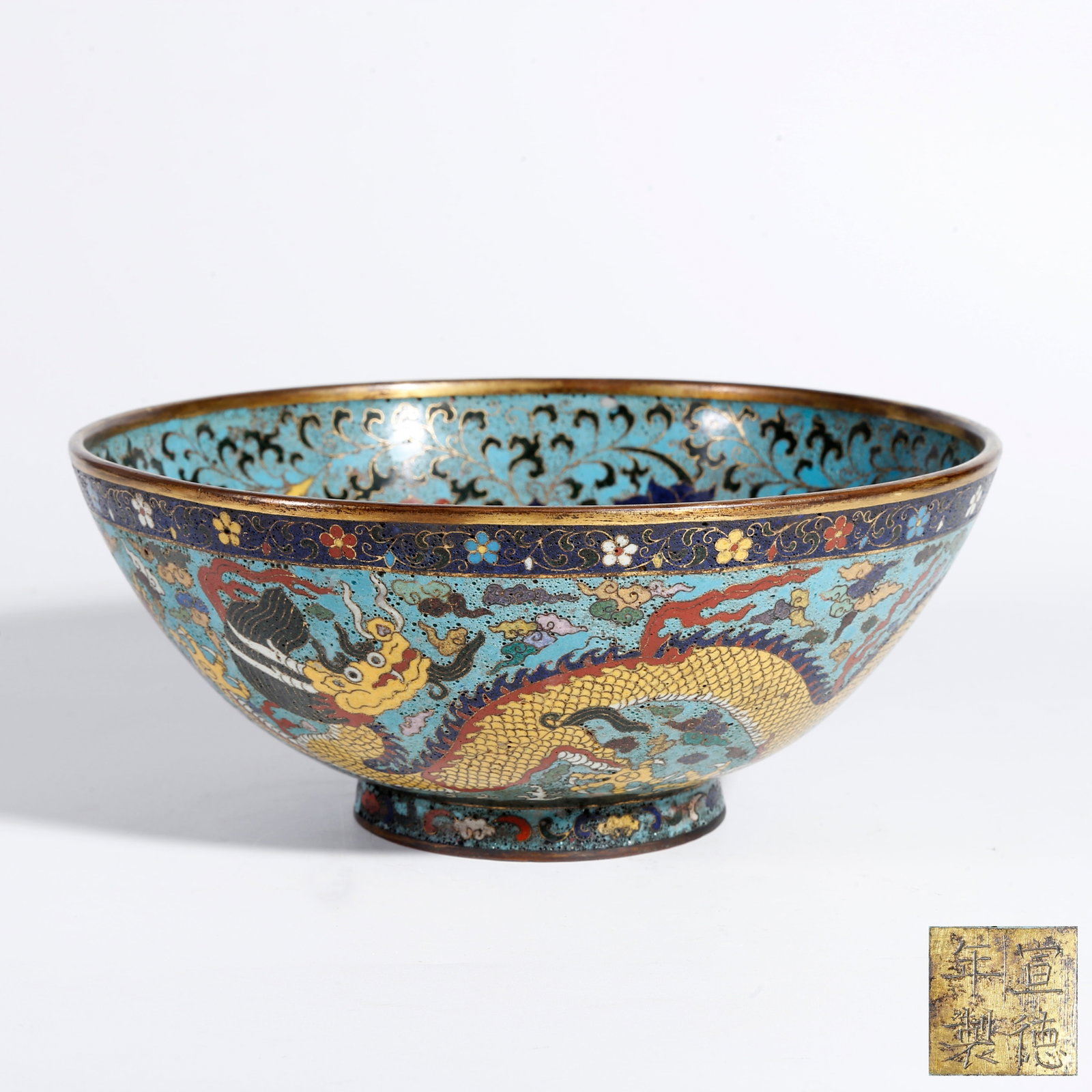 A CLOISONNÉ LARGE BOWL WITH DRAGON PATTERN (1 of 10)