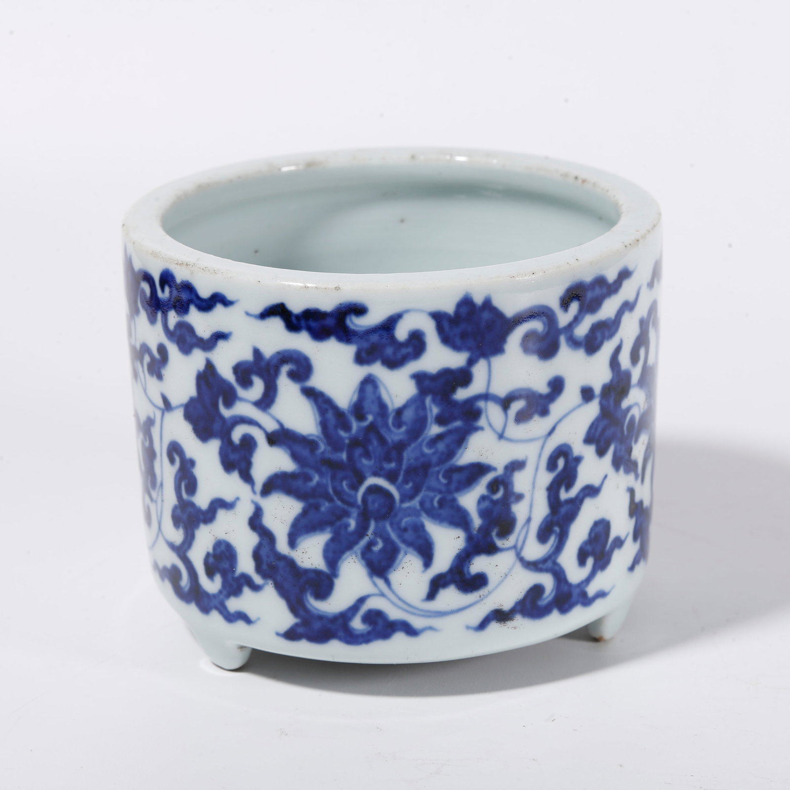 A BLUE AND WHITE INCENSE BURNER WITH INTERLOCKING FLORAL SCROLLS (1 of 9)