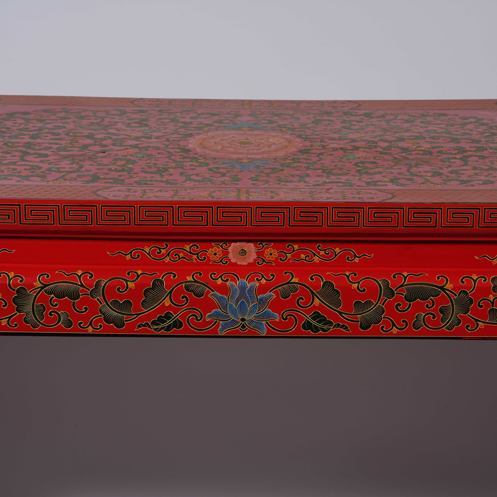 A RED CARVED LACQUER SIDE TABLE WITH INTERLOCKING FLORAL PATTERNS - 3