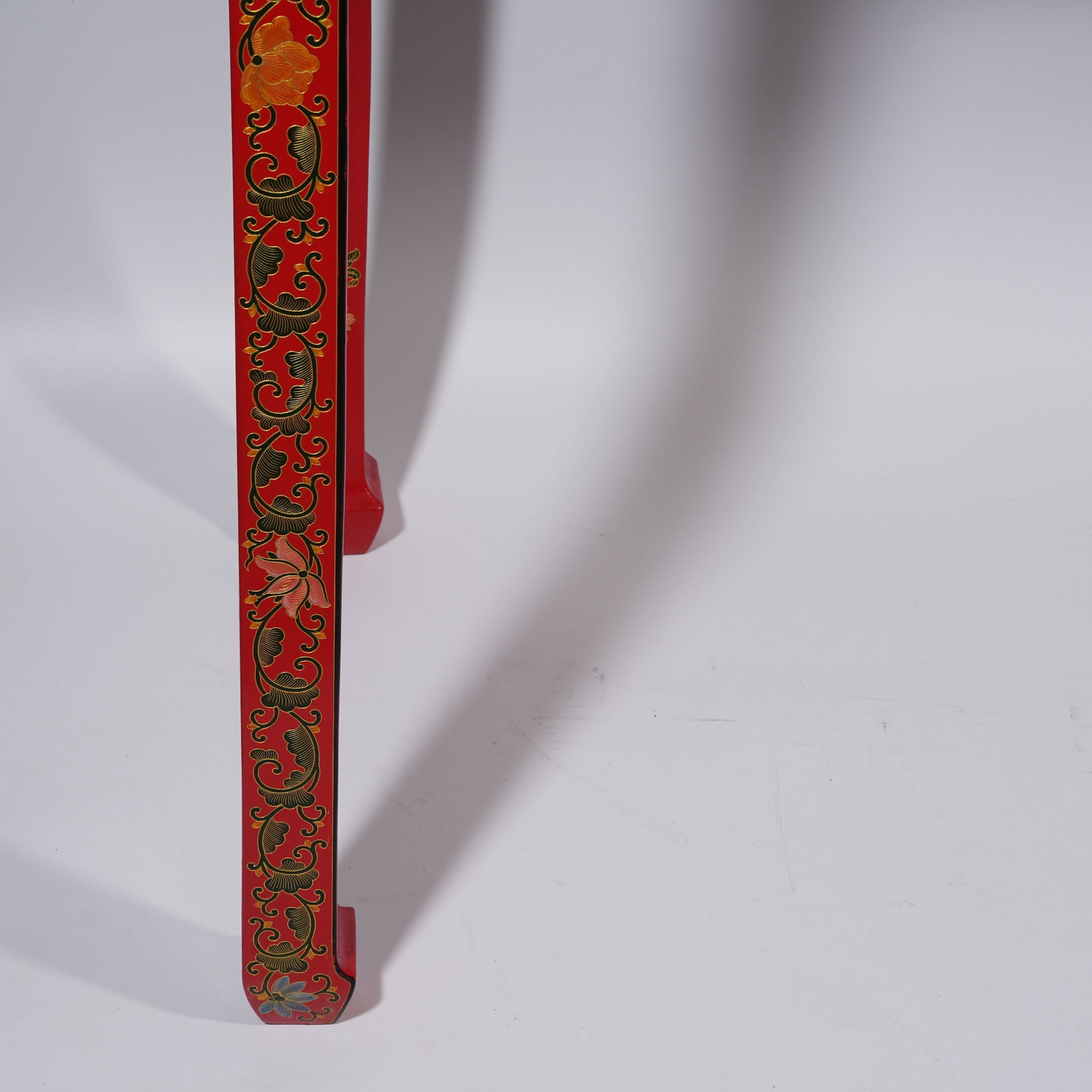 A RED CARVED LACQUER SIDE TABLE WITH INTERLOCKING FLORAL PATTERNS - 5
