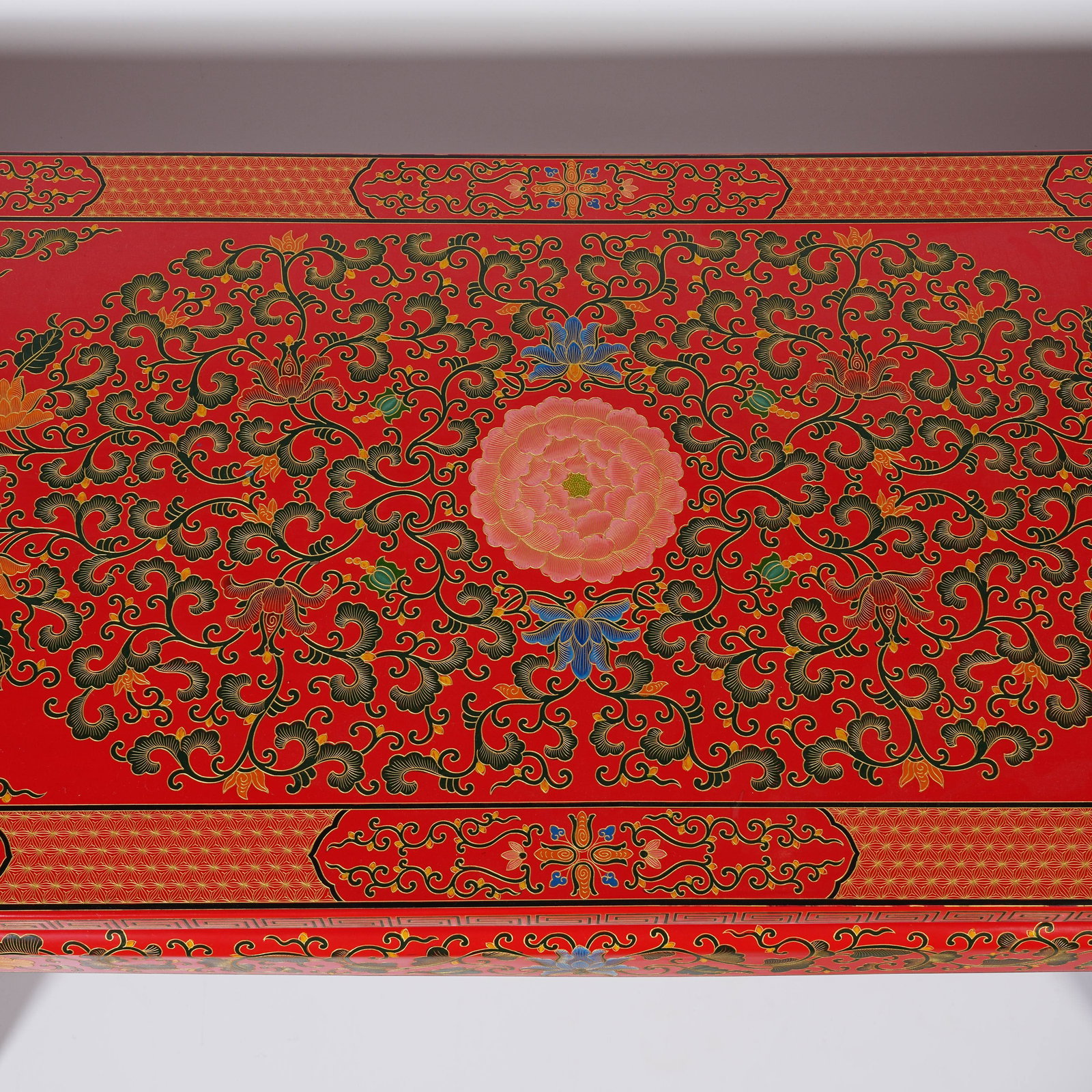 A RED CARVED LACQUER SIDE TABLE WITH INTERLOCKING FLORAL PATTERNS - 7