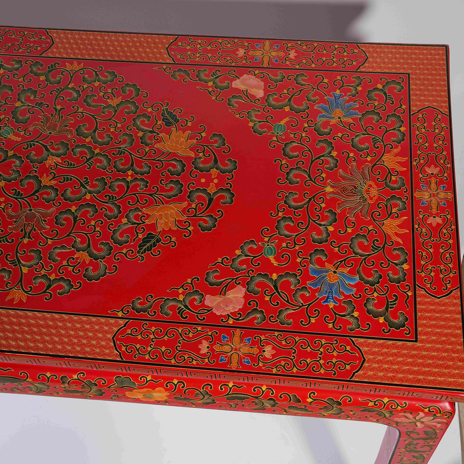 A RED CARVED LACQUER SIDE TABLE WITH INTERLOCKING FLORAL PATTERNS - 8