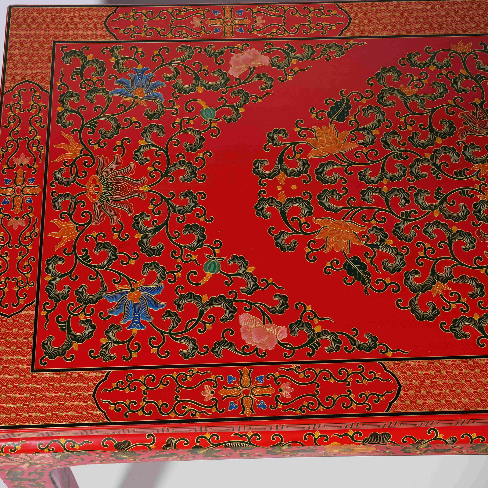 A RED CARVED LACQUER SIDE TABLE WITH INTERLOCKING FLORAL PATTERNS - 9