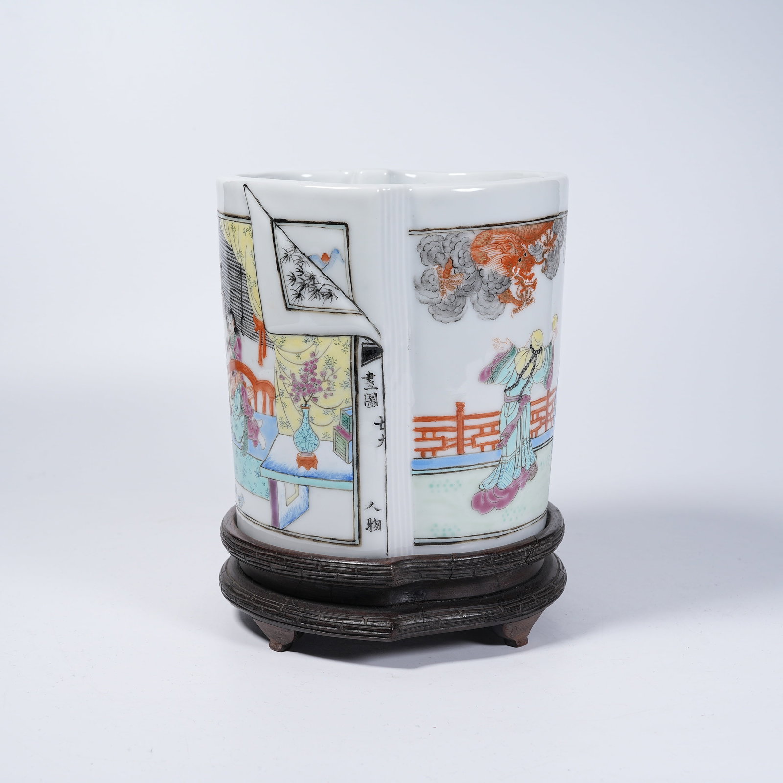 A SCROLL-SHAPED BRUSH POT WITH FAMILLE ROSE NARRATIVE FIGURE PATTERN: Scroll-shaped Brush Pot with Famille Rose Narrative Figure Pattern