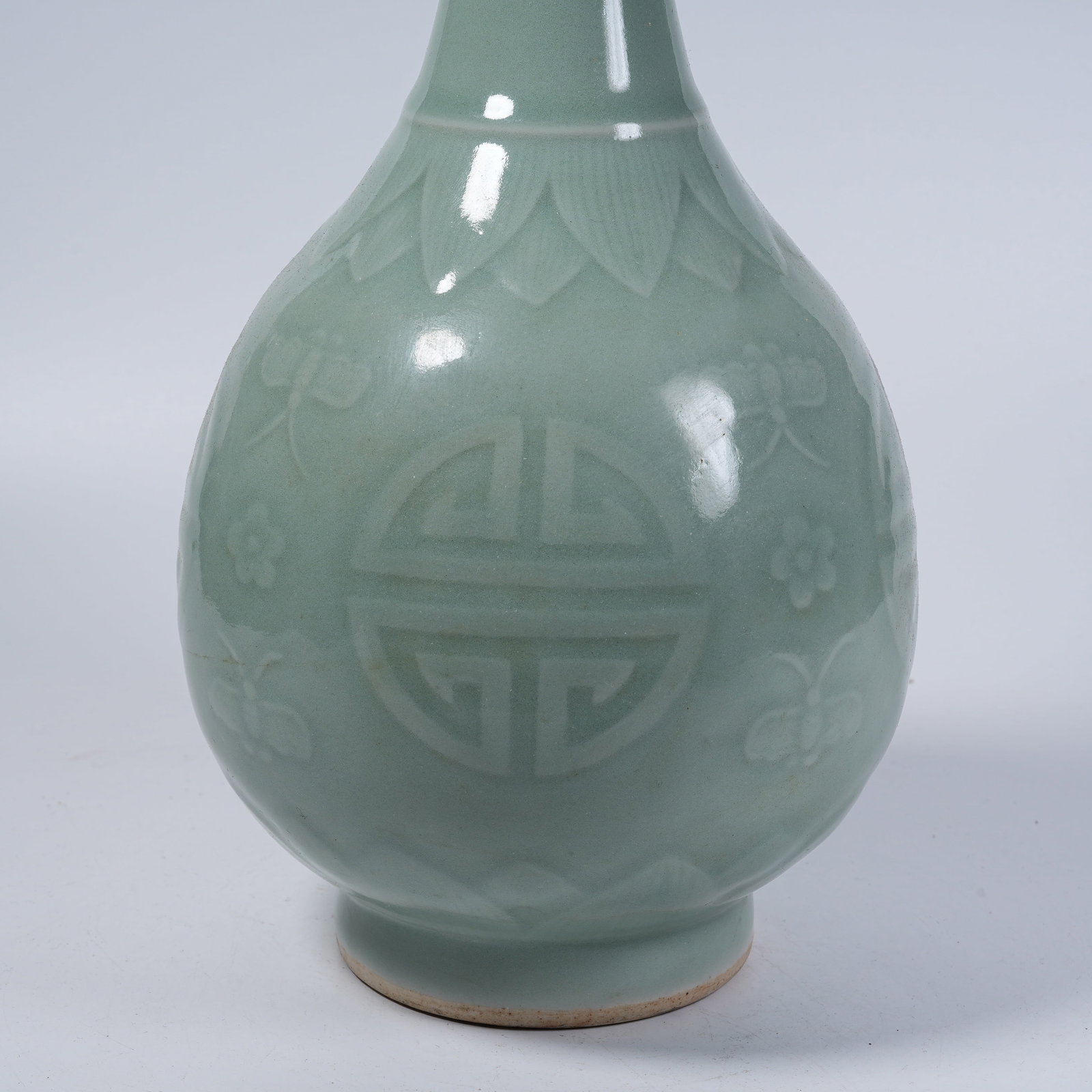 A LIGHT CELADON GALLBLADDER VASE WITH CIRCULAR LONGEVITY CHARACTER PATTERN - 3