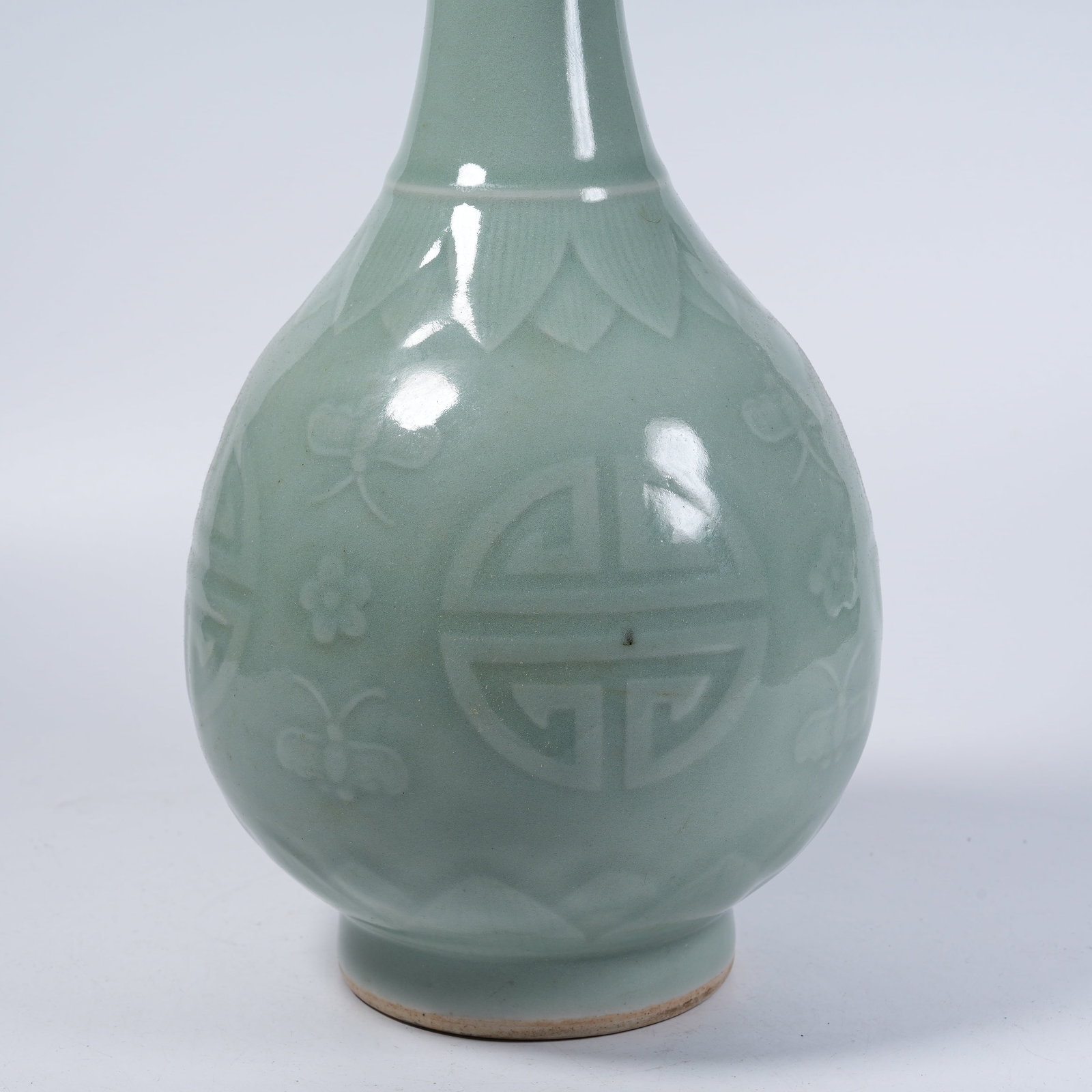 A LIGHT CELADON GALLBLADDER VASE WITH CIRCULAR LONGEVITY CHARACTER PATTERN - 4