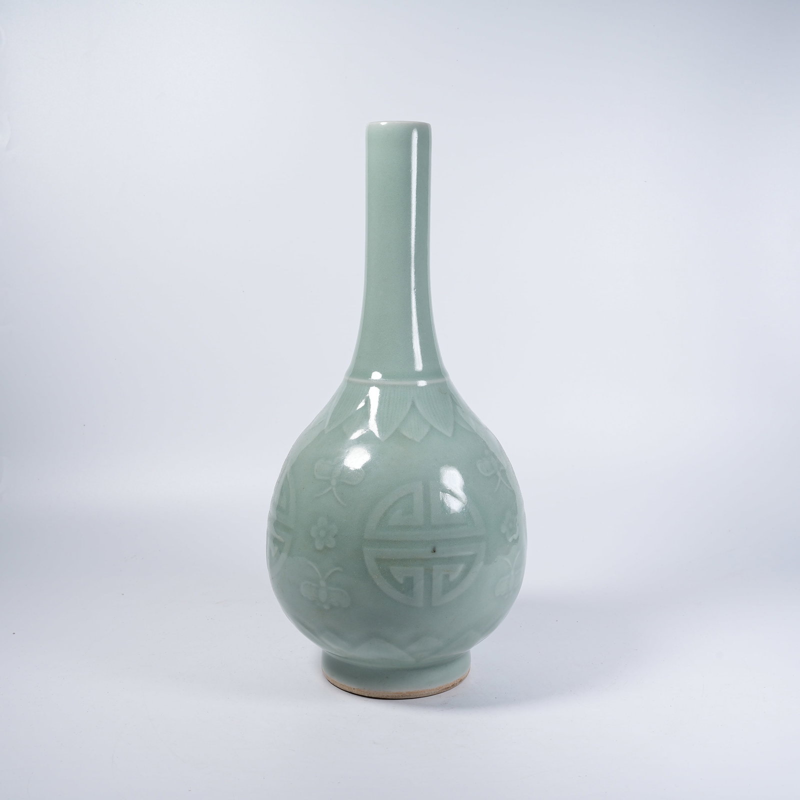 A LIGHT CELADON GALLBLADDER VASE WITH CIRCULAR LONGEVITY CHARACTER PATTERN - 5