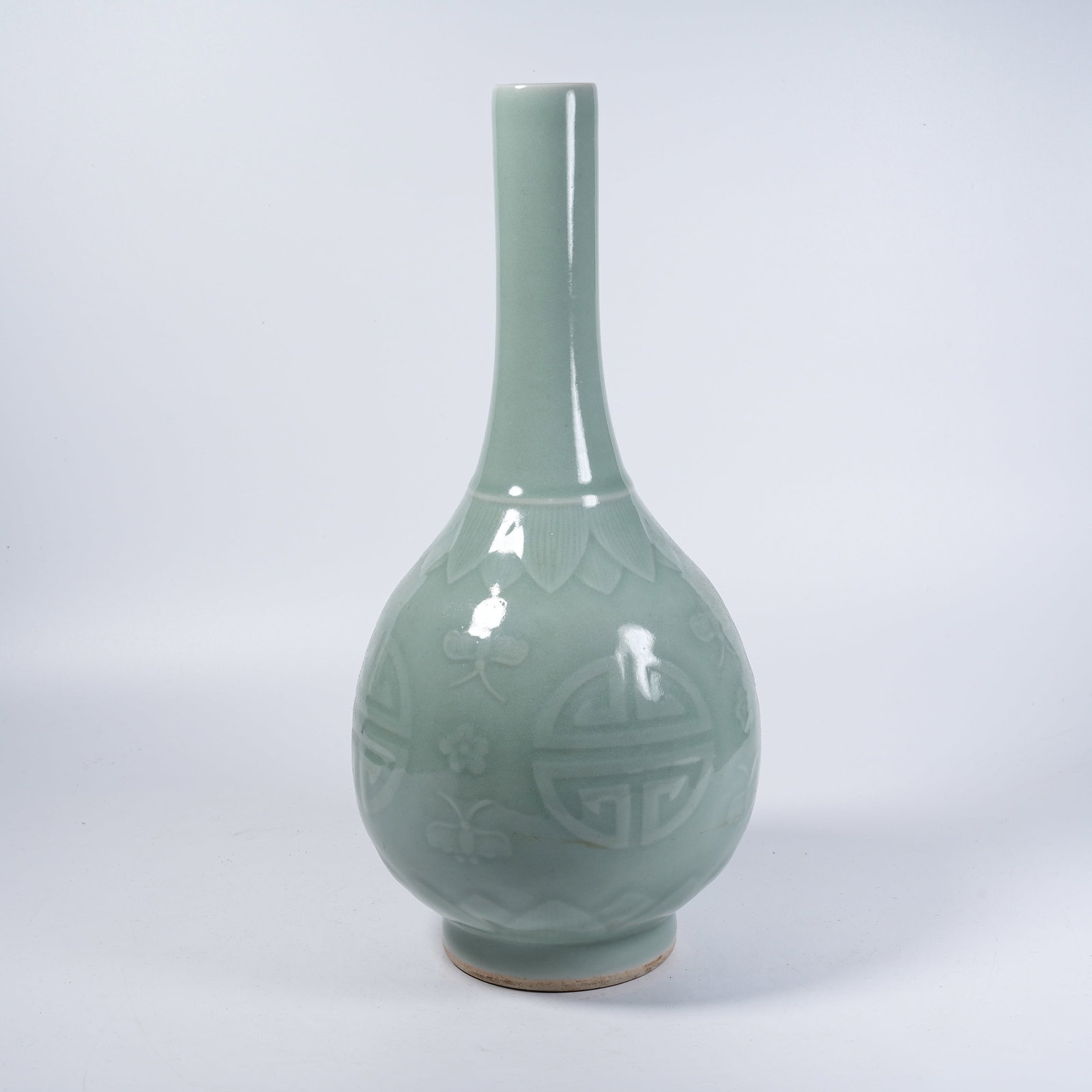 A LIGHT CELADON GALLBLADDER VASE WITH CIRCULAR LONGEVITY CHARACTER PATTERN - 6