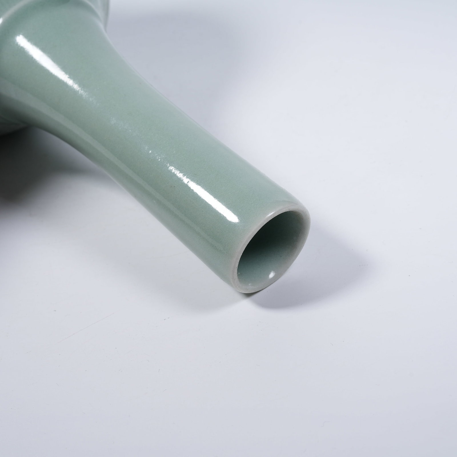 A LIGHT CELADON GALLBLADDER VASE WITH CIRCULAR LONGEVITY CHARACTER PATTERN - 8