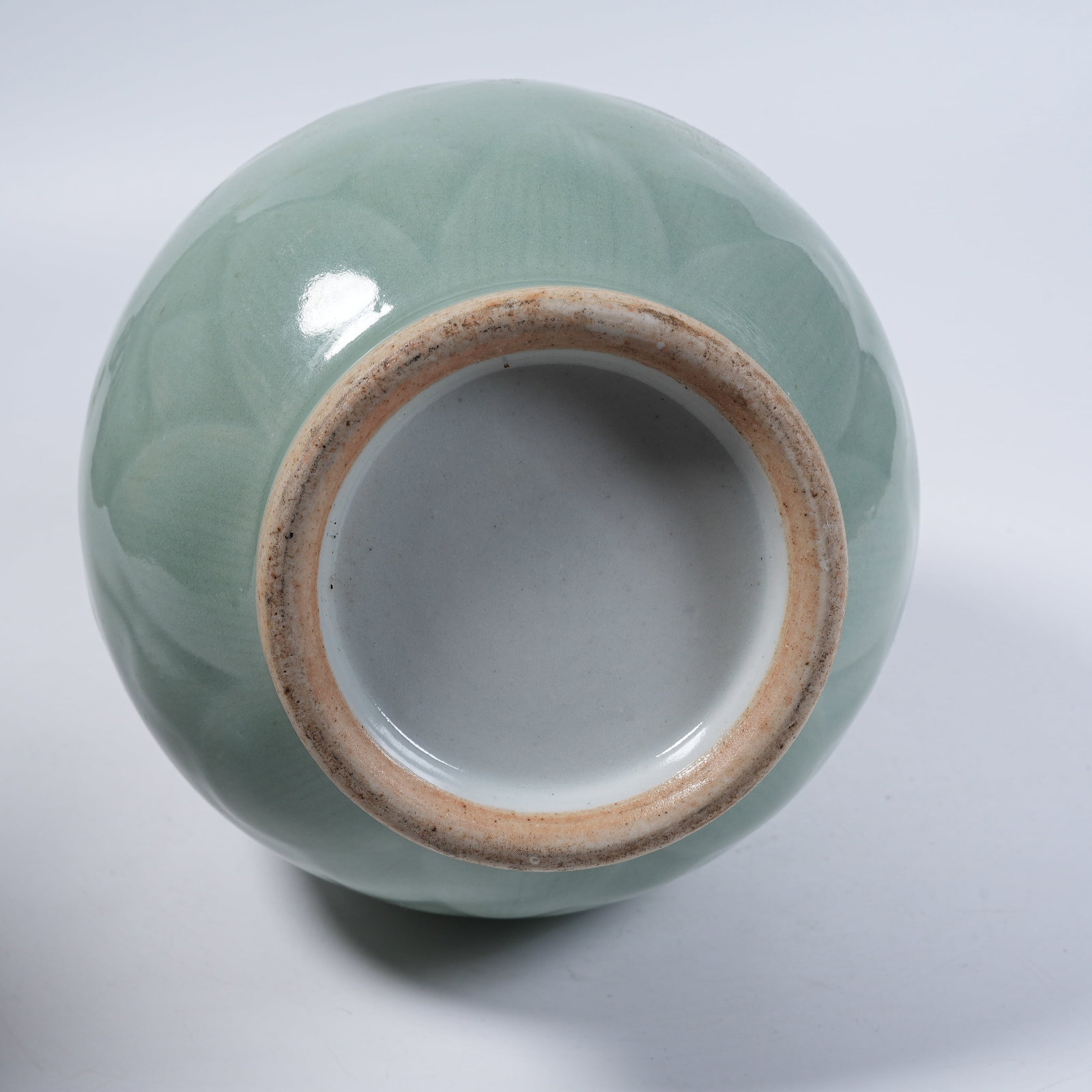 A LIGHT CELADON GALLBLADDER VASE WITH CIRCULAR LONGEVITY CHARACTER PATTERN - 9