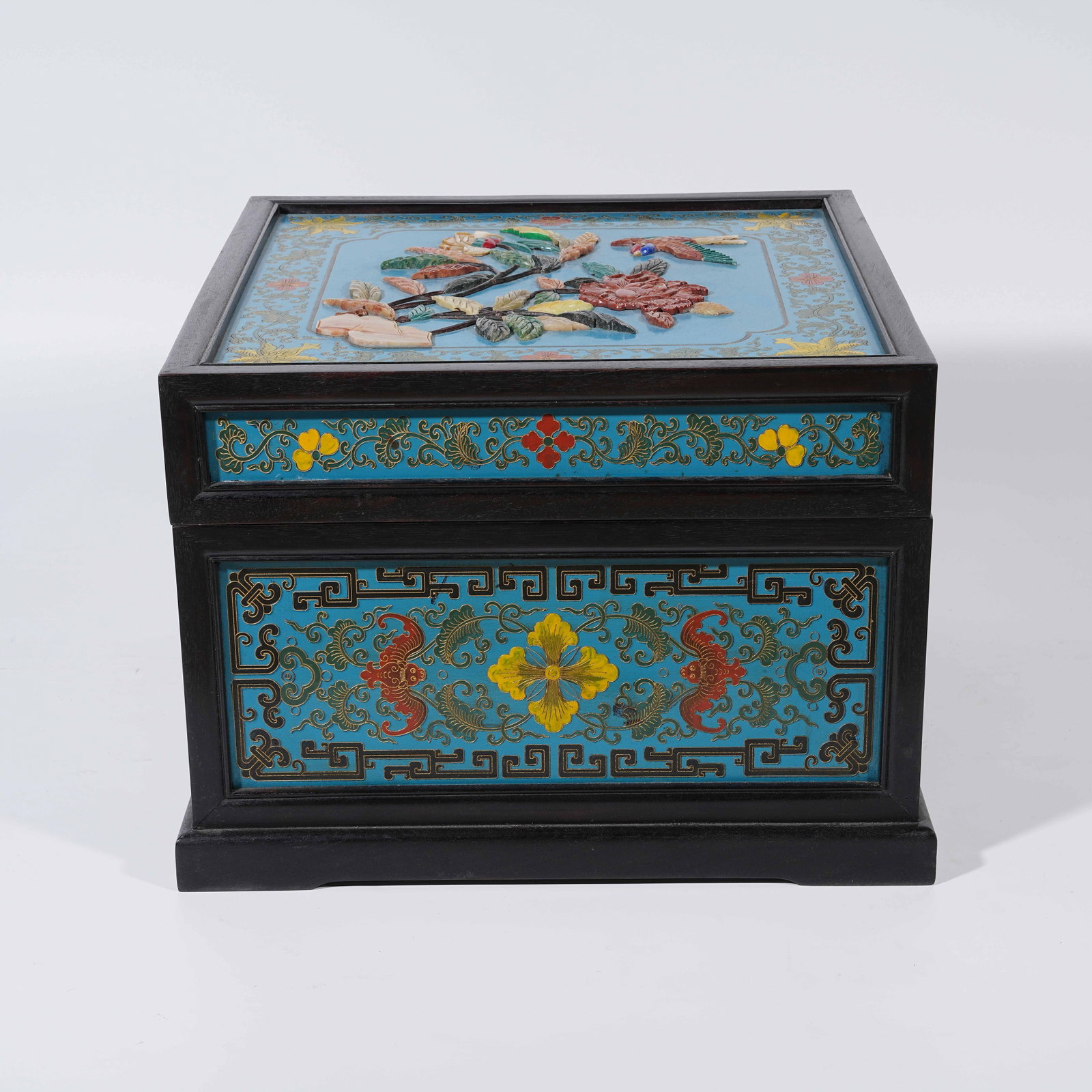 A SQUARE LIDDED BOX WITH FLOWER & BIRD PATTERNS AND PRECIOUS STONE INLAY IN RED SANDALWOOD (1 of 9)