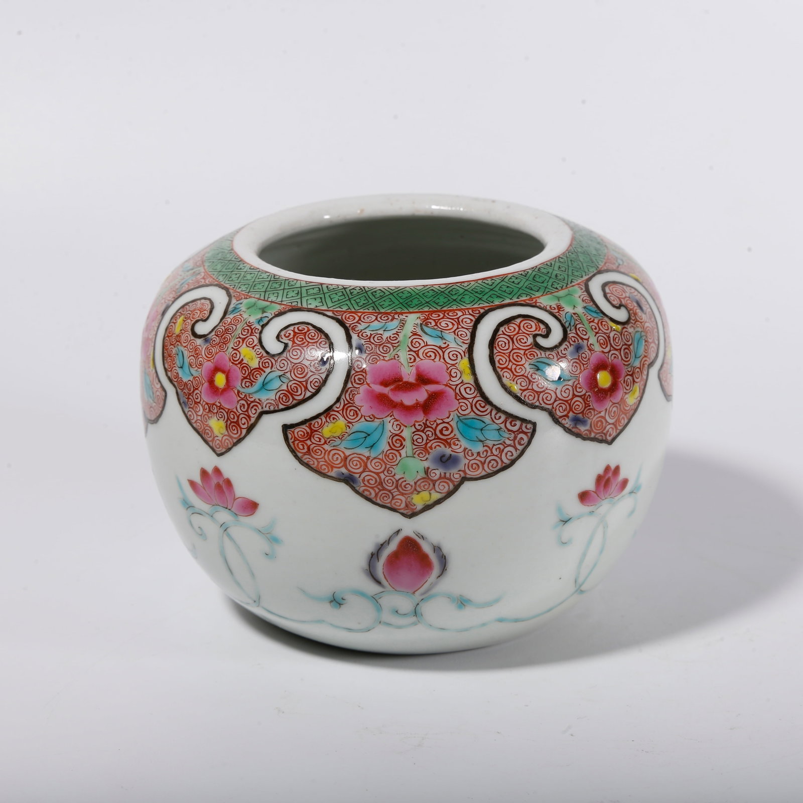 A FAMILLE ROSE JAR WITH LOTUS PATTERNS: Famille Rose Jar with Lotus Patterns