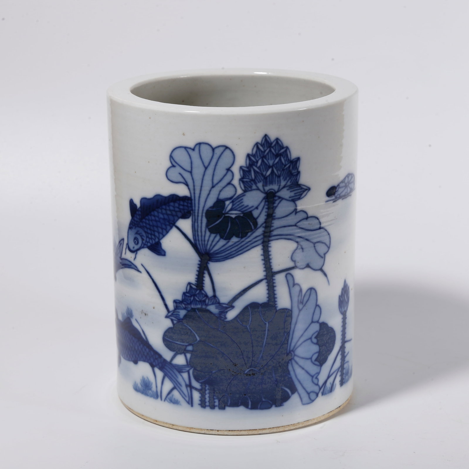 A BLUE AND WHITE BRUSH POT WITH ABUNDANT FISH YEAR AFTER YEAR MOTIFS (1 of 9)