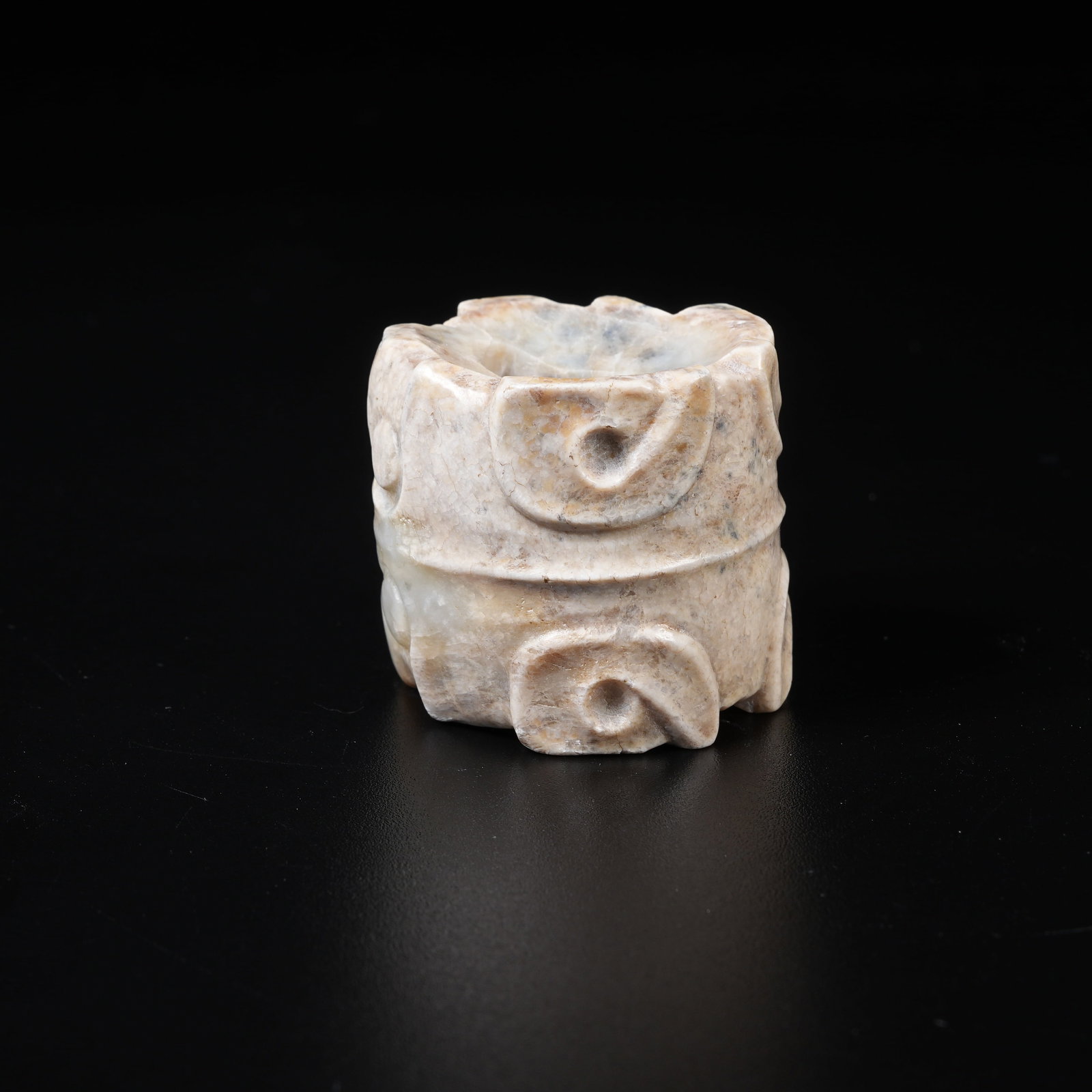 A ANCIENT JADE HANGING ORNAMENT WITH BEAST MASK PATTERN (1 of 9)