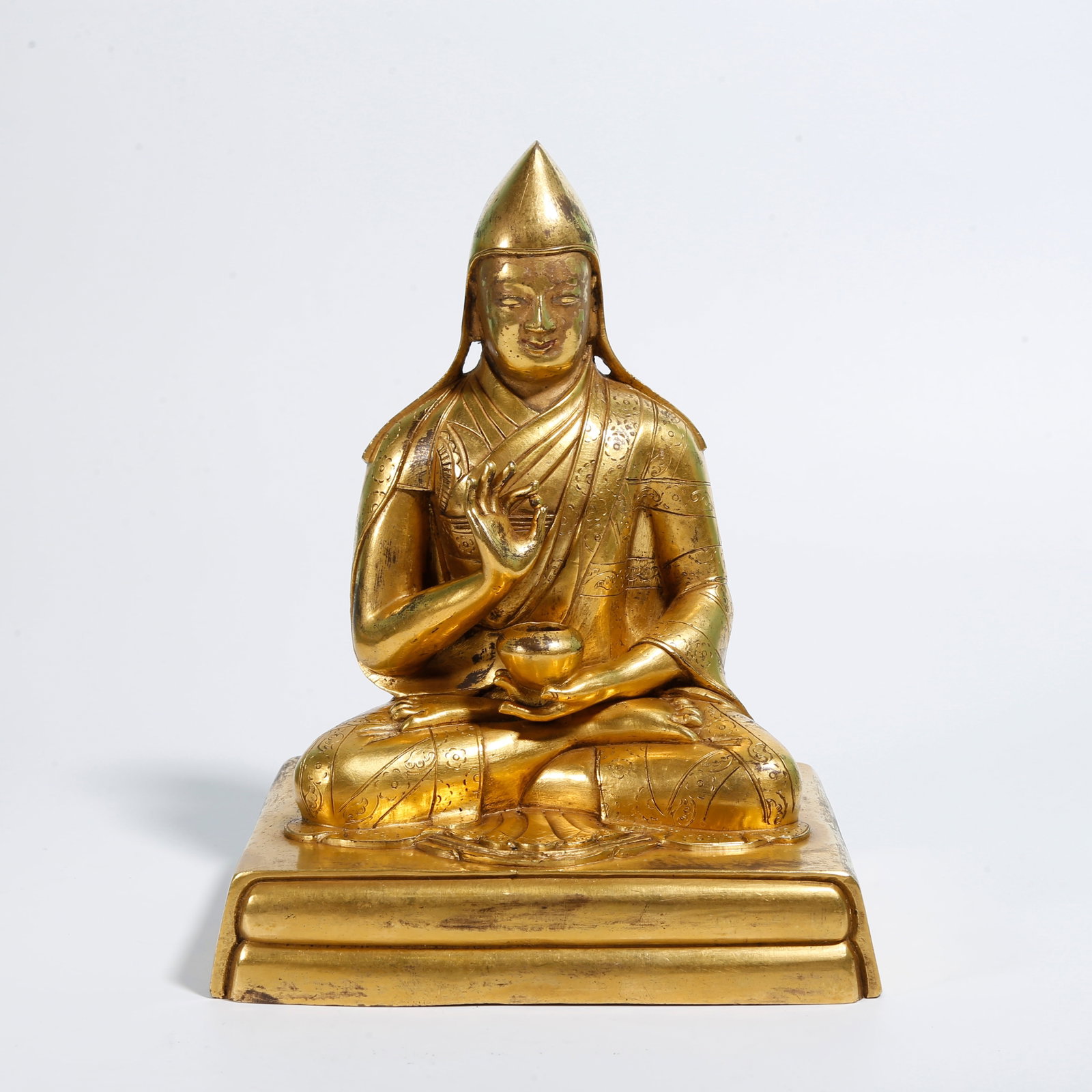 A GILT BRONZE BUDDHA STATUE (1 of 9)