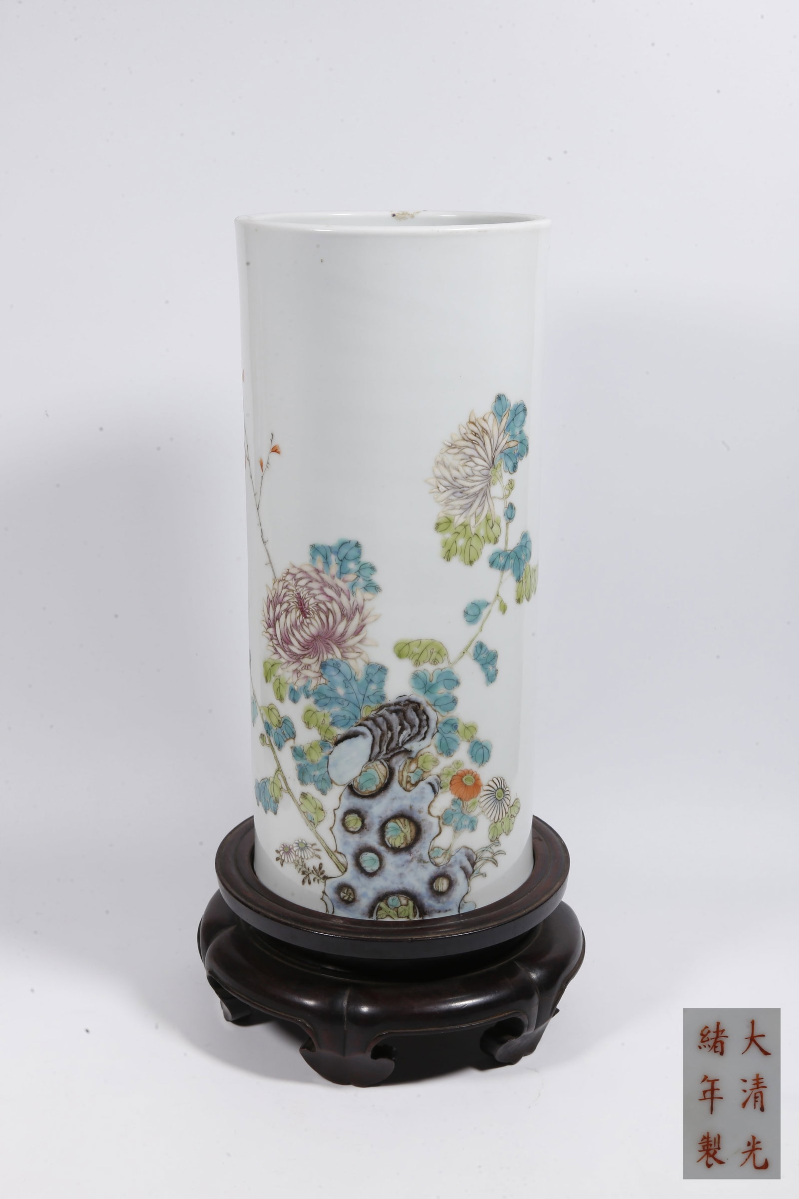 A FAMILLE ROSE HAT TUBE WITH ROCK AND FLORAL PATTERN: Famille Rose Hat Tube with Rock and Floral Pattern